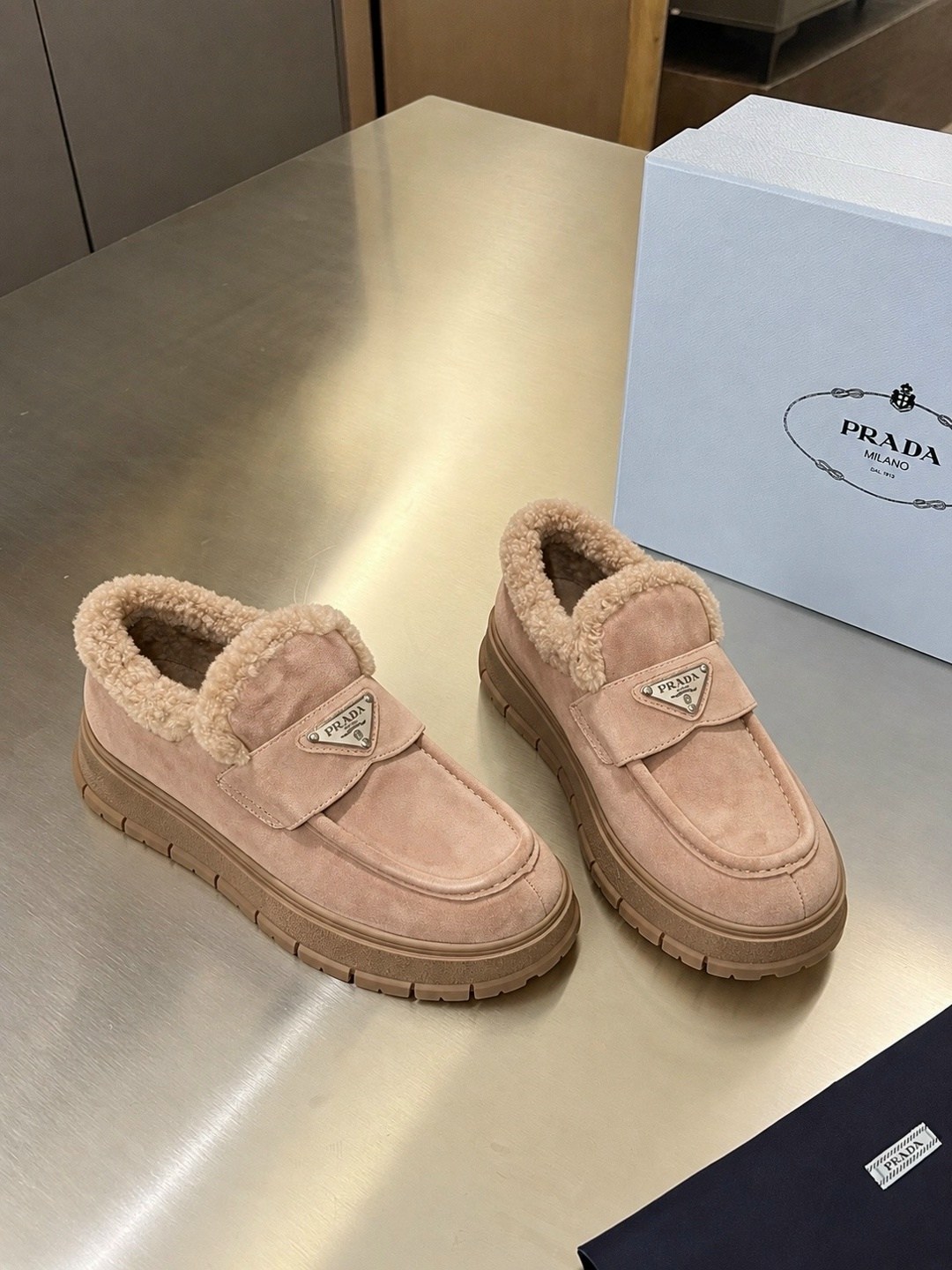 женские замшевые ботинки prada 2026 с мехом бежевые,лоферы с мехом prada,лоферы prada,лоферы с мехом женские prada,туфли-лоферы женские prada a131257 замшевые зимние с мехом бежевые