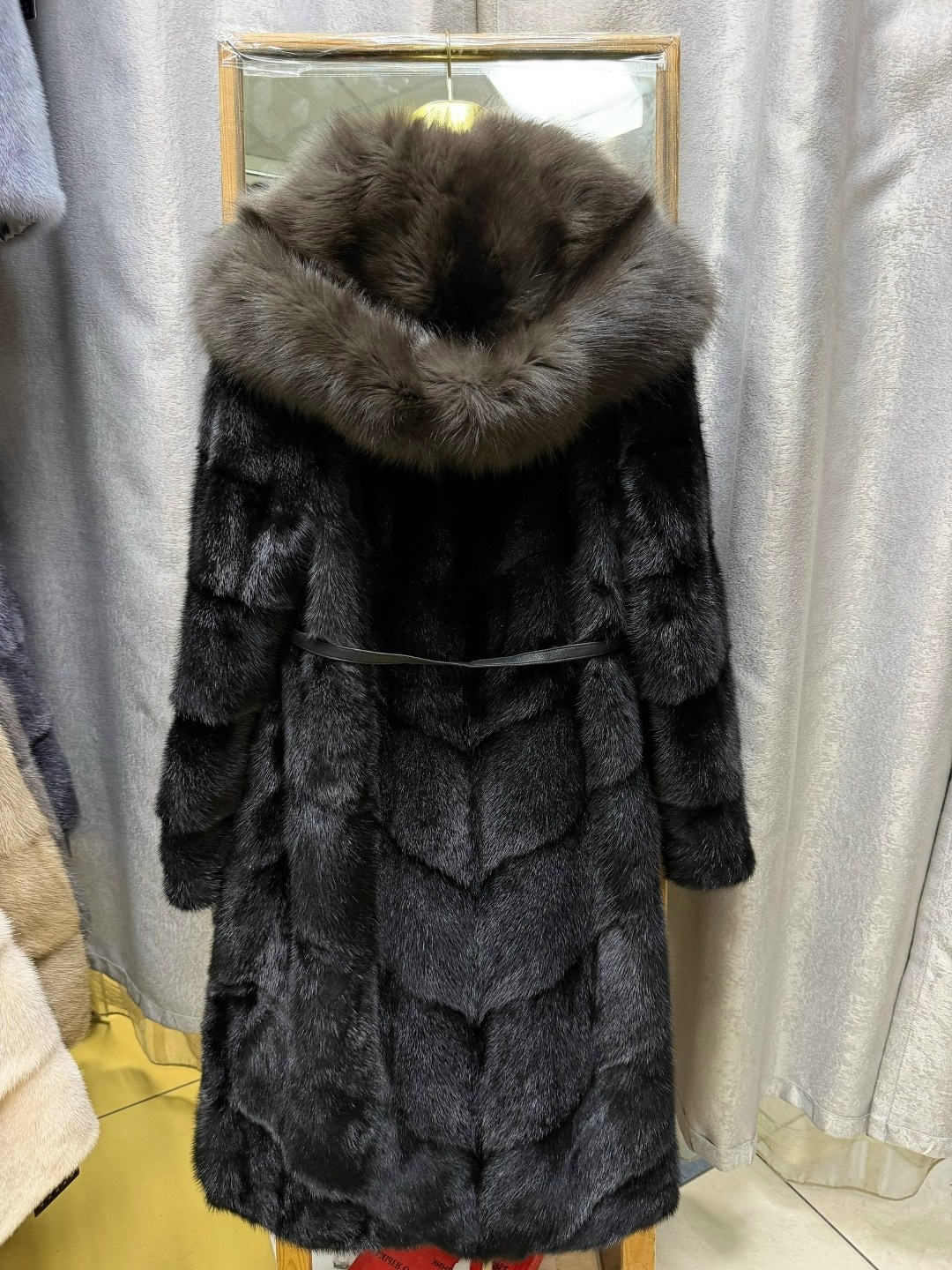 норковая шуба с капюшоном из чернобурки,норковые шубы,норковая шуба с капюшоном,шубка из меха европейской норки с капюшоном из меха чернобурой,шуба с капюшоном