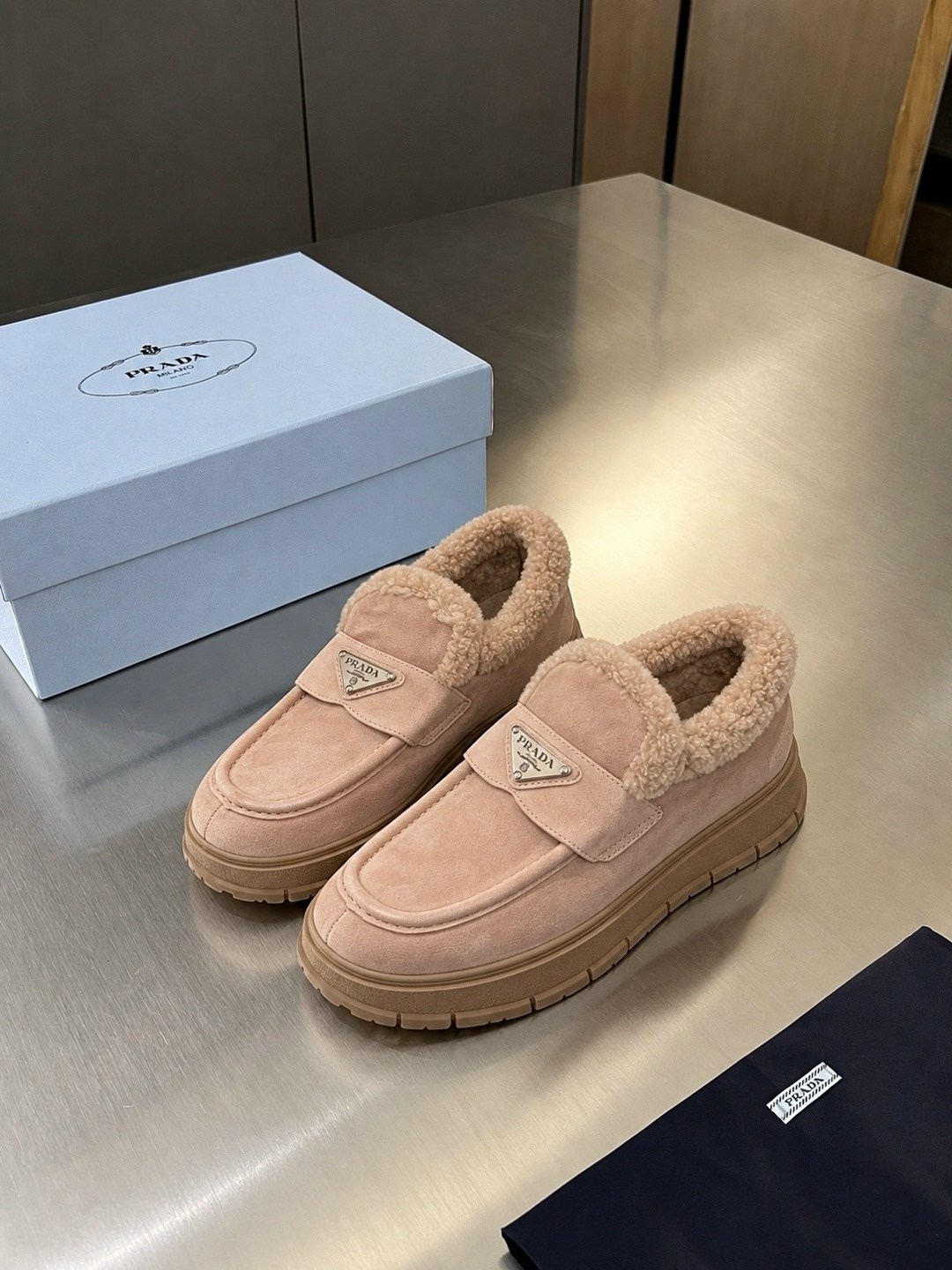 женские замшевые ботинки prada 2026 с мехом бежевые,лоферы с мехом prada,лоферы prada,лоферы с мехом женские prada,туфли-лоферы женские prada a131257 замшевые зимние с мехом бежевые