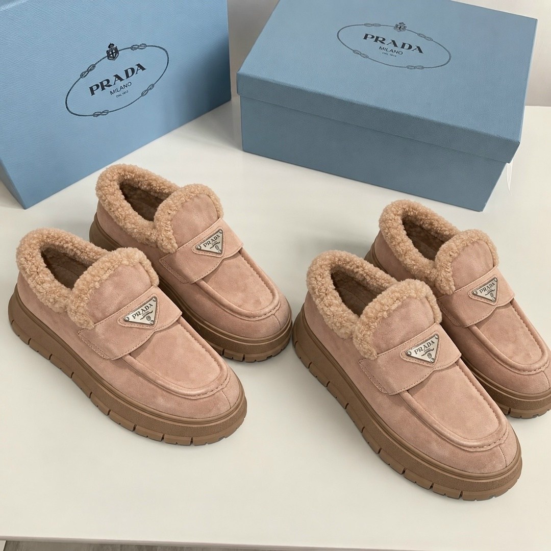 женские замшевые ботинки prada 2026 с мехом бежевые,лоферы с мехом prada,лоферы prada,лоферы с мехом женские prada,туфли-лоферы женские prada a131257 замшевые зимние с мехом бежевые