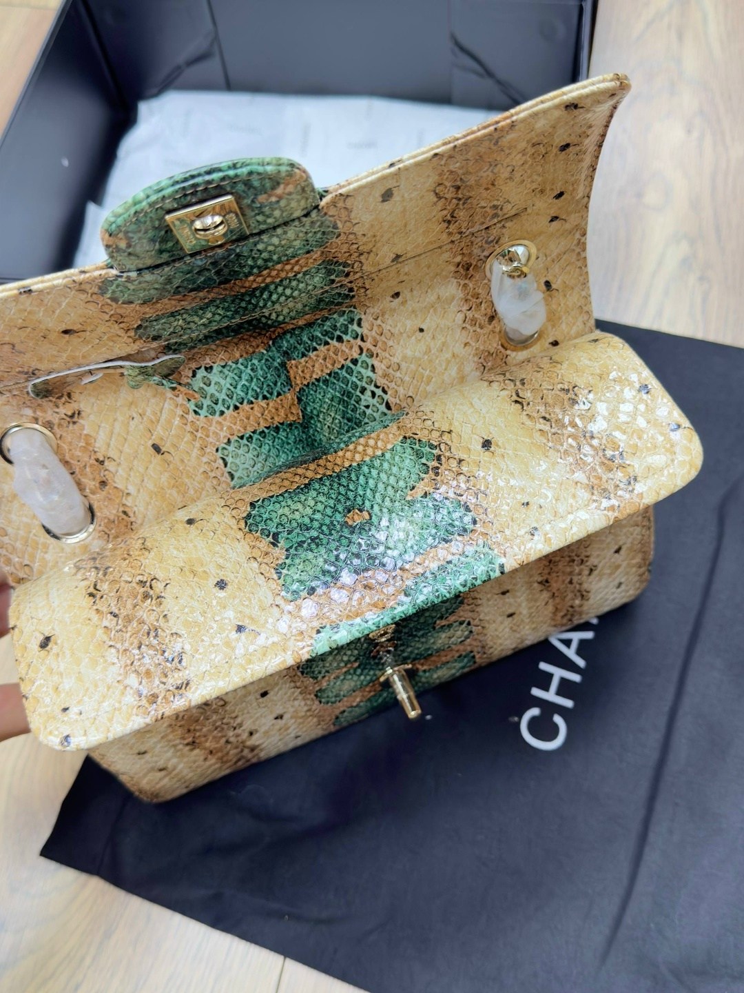 шанель сумка змеиная кожа,сумка на цепочке из змеиной кожи chanel,сумки шанель,женская сумка chanel,сумка chanel