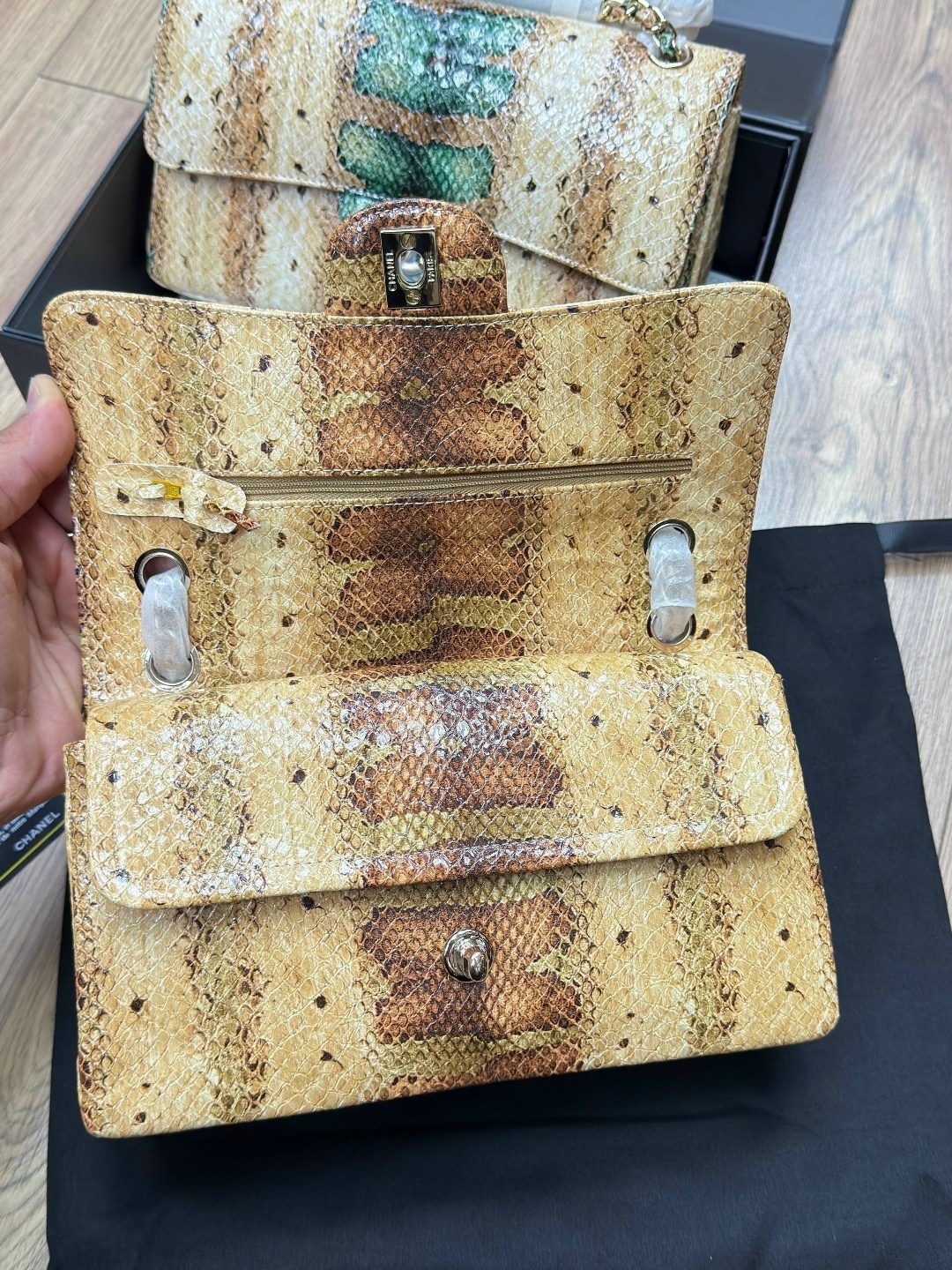 шанель сумка змеиная кожа,сумка на цепочке из змеиной кожи chanel,сумки шанель,женская сумка chanel,сумка chanel