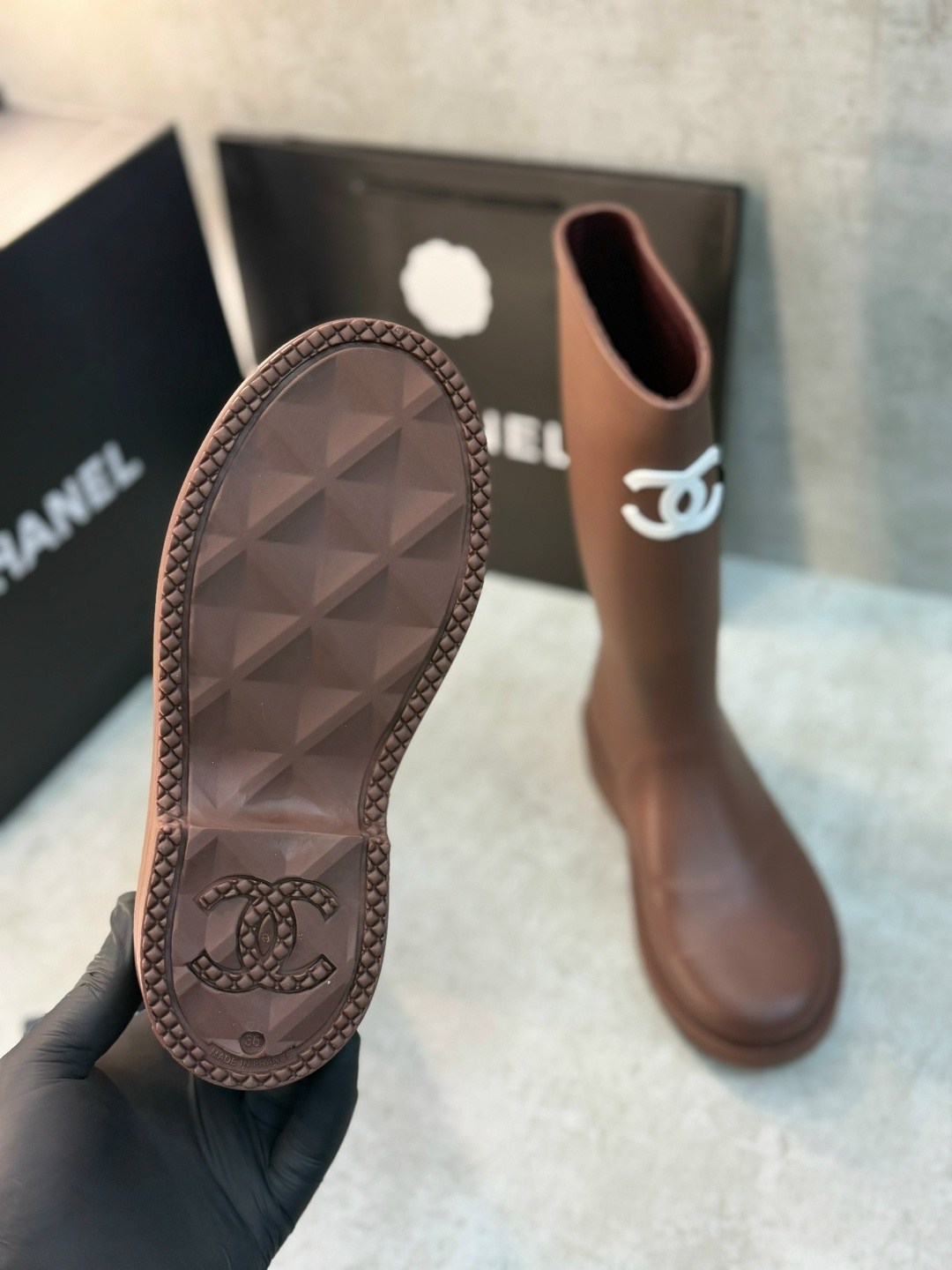 резиновые сапоги chanel,сапоги chanel,chanel черные резиновые сапоги для женщин,chanel черные резиновые сапоги,женские резиновые сапоги chanel черные