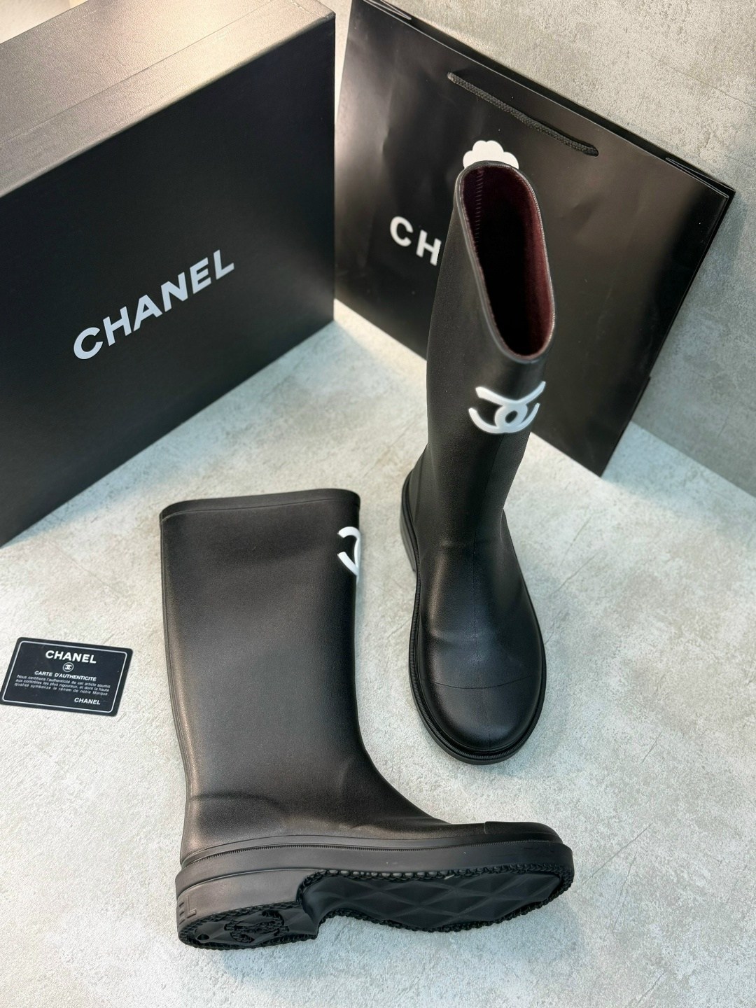 резиновые сапоги chanel,сапоги chanel,chanel черные резиновые сапоги для женщин,chanel черные резиновые сапоги,женские резиновые сапоги chanel черные
