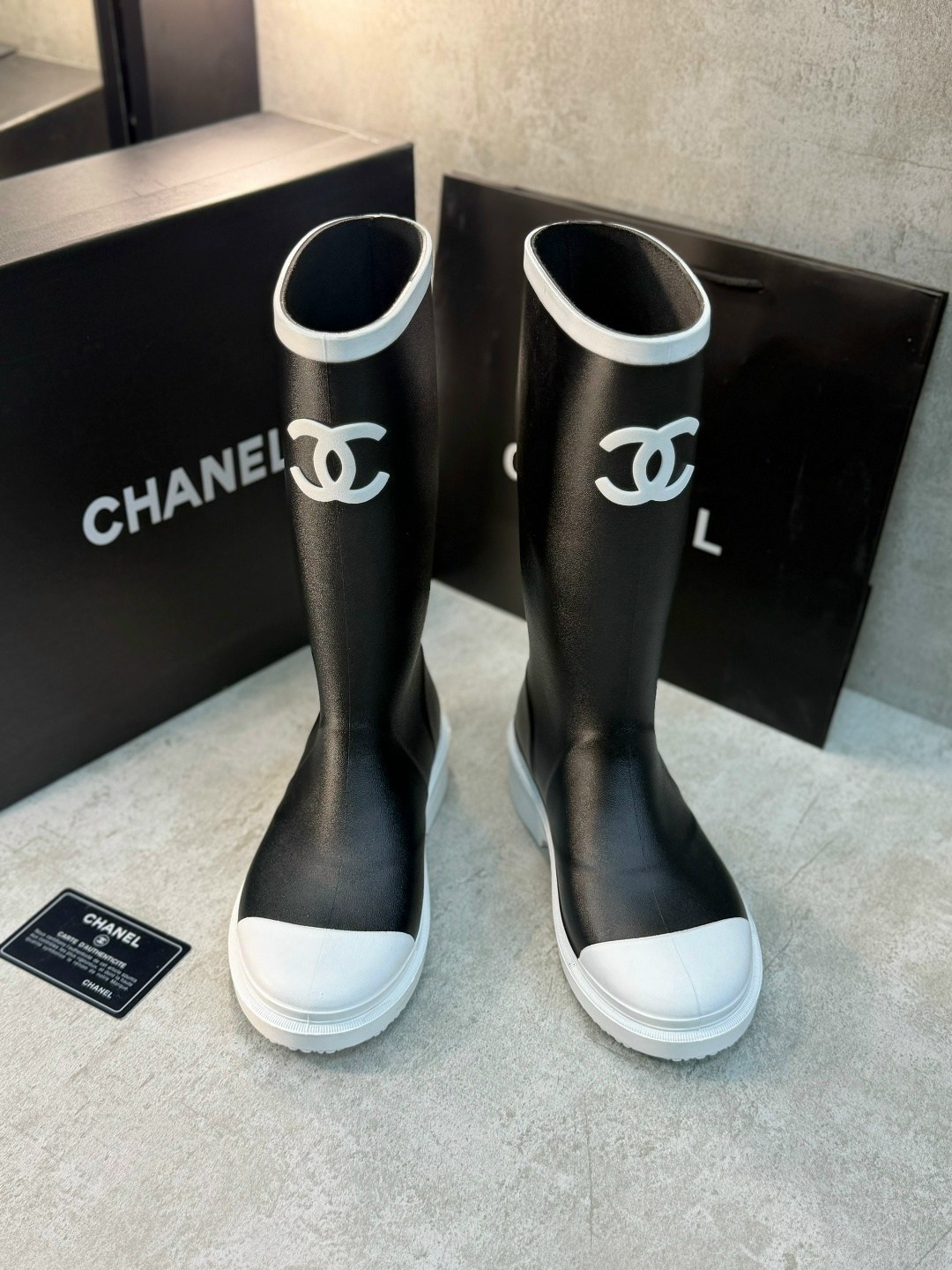 резиновые сапоги chanel,сапоги chanel,chanel черные резиновые сапоги для женщин,chanel черные резиновые сапоги,женские резиновые сапоги chanel черные