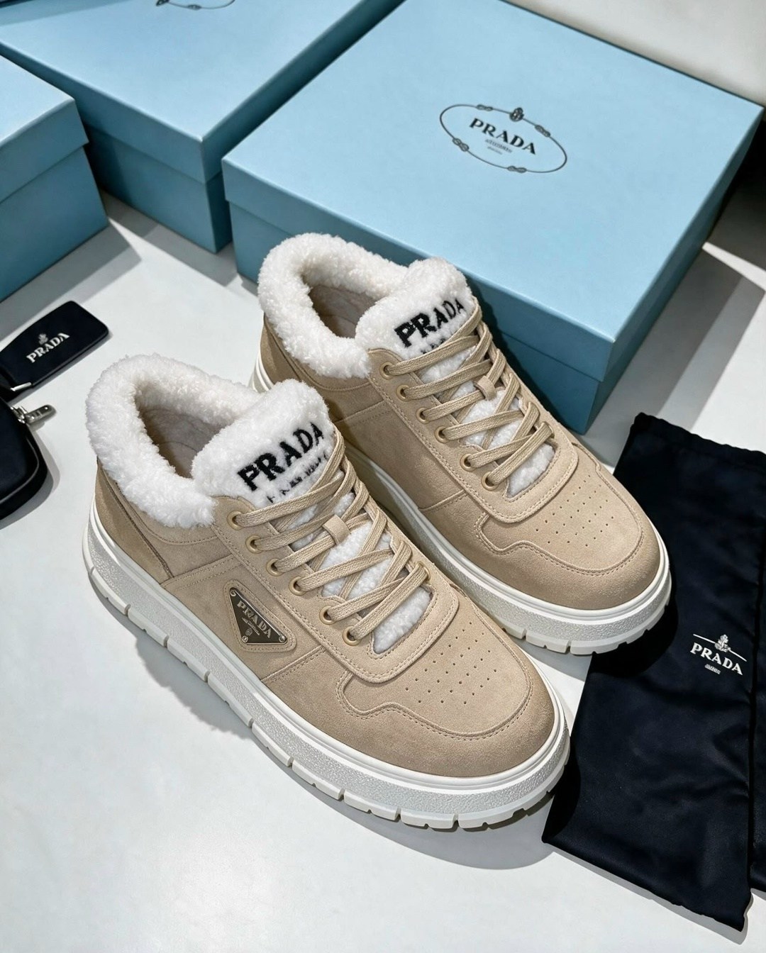 зимние замшевые женские кеды prada бежевые с мехом, женская,женские зимние кеды prada с мехом бежевые,кроссовки женские с мехом prada,кроссовки guess terria flfter sue12 beis бежевый