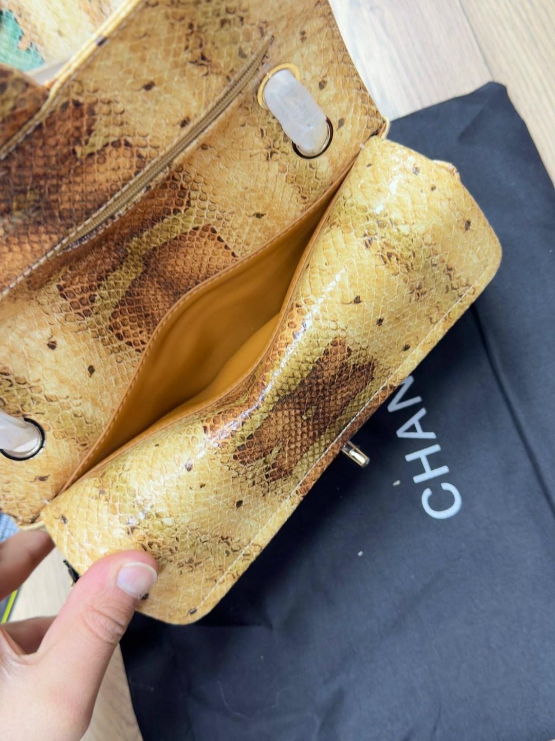 шанель сумка змеиная кожа,сумка на цепочке из змеиной кожи chanel,сумки шанель,женская сумка chanel,сумка chanel
