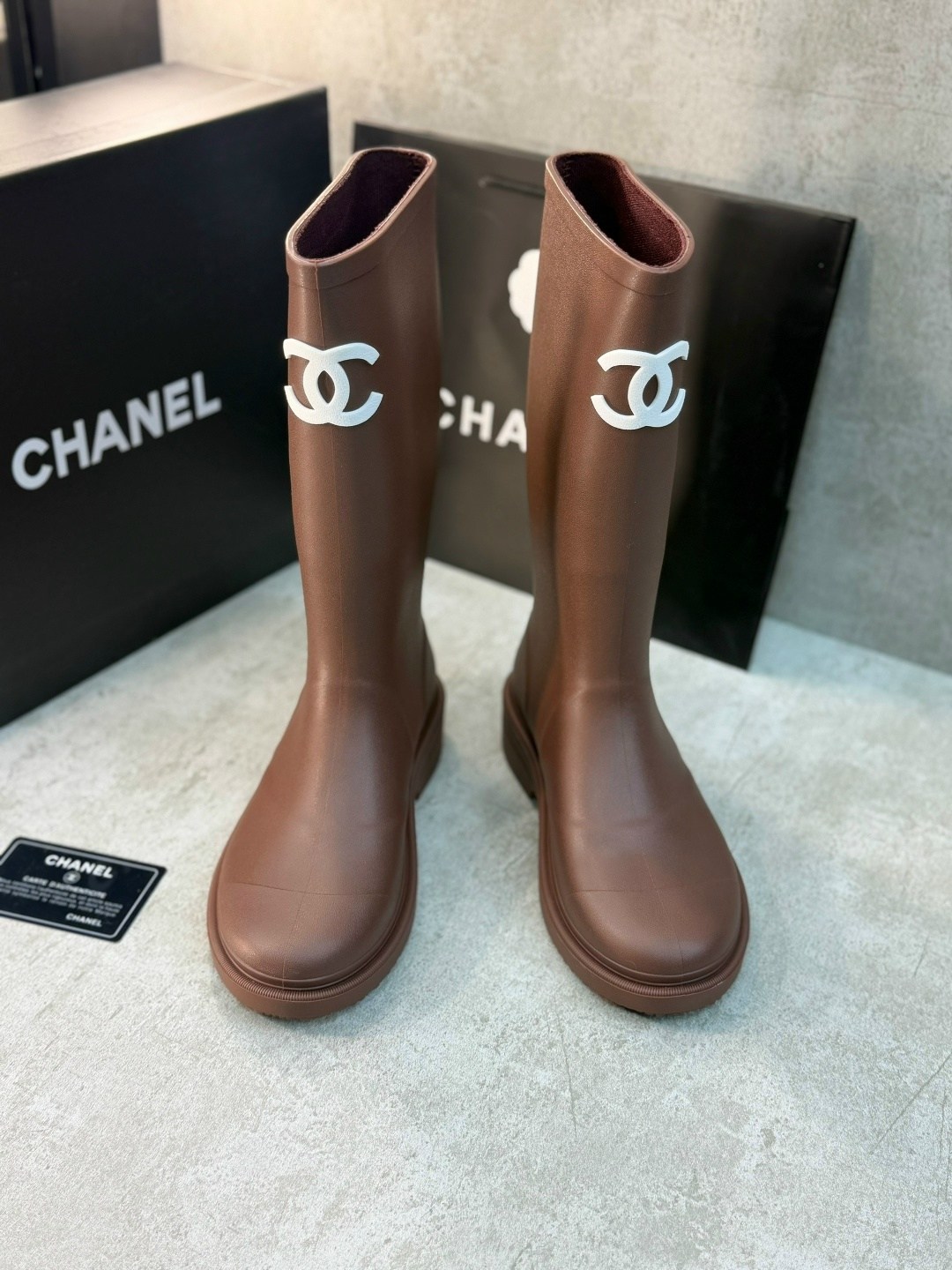 резиновые сапоги chanel,сапоги chanel,chanel черные резиновые сапоги для женщин,chanel черные резиновые сапоги,женские резиновые сапоги chanel черные