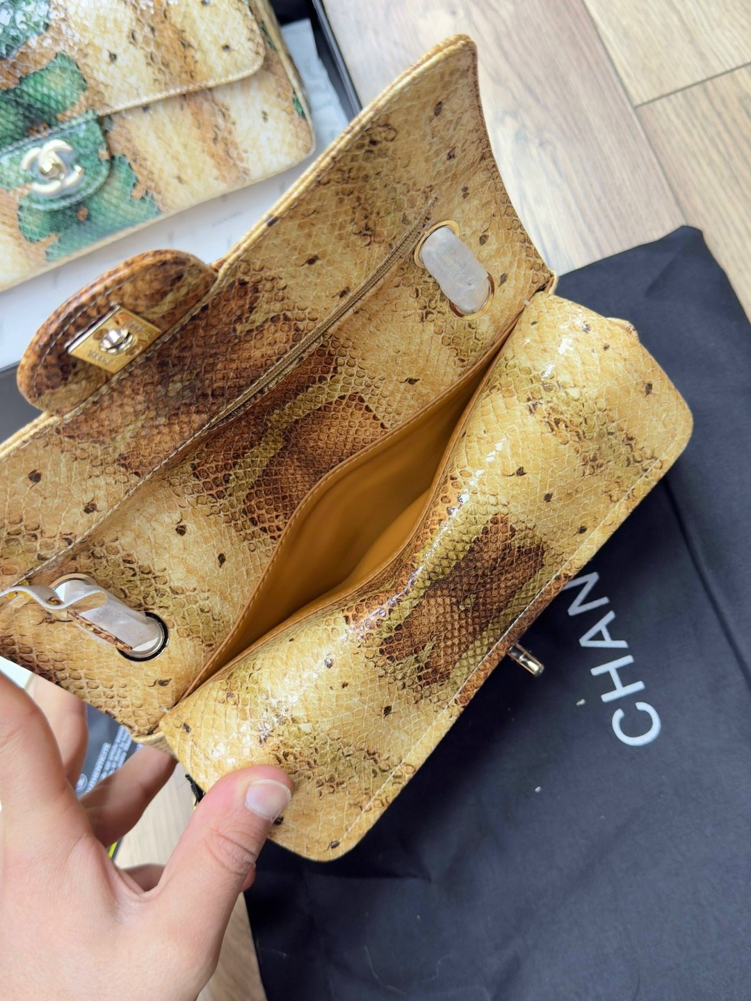 шанель сумка змеиная кожа,сумка на цепочке из змеиной кожи chanel,сумки шанель,женская сумка chanel,сумка chanel