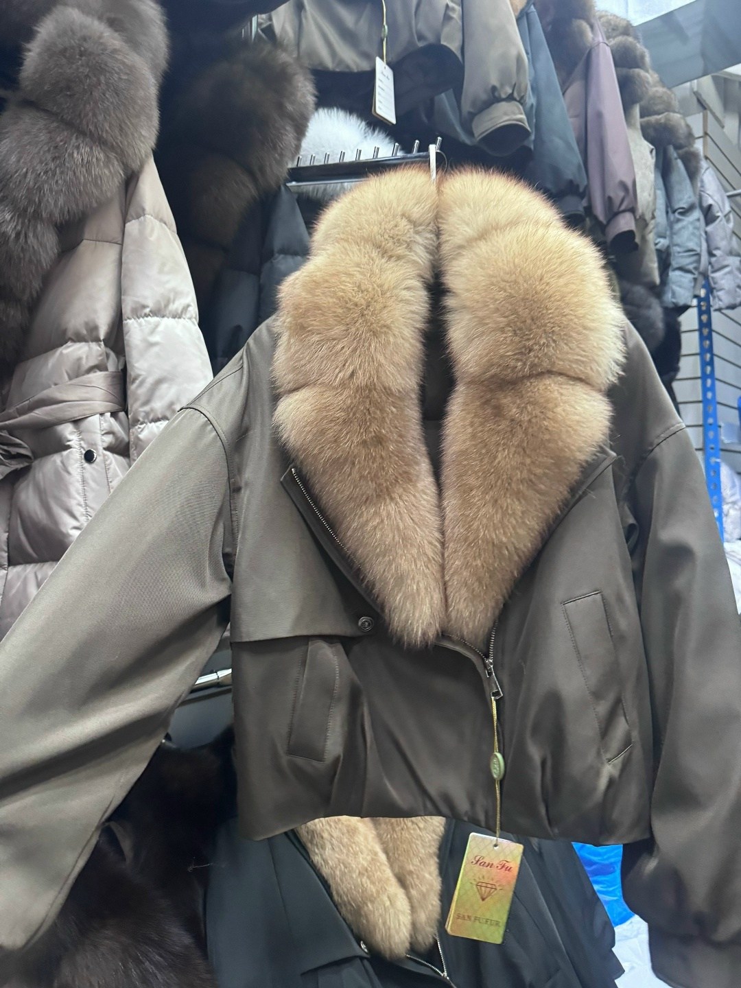 женская парка на натуральном меху укороченная куртка с лисьим мехом,зимняя женская пуховая куртка из натурального лисьего меха,женская парка на натуральном меху,меховая куртка,женская куртка с натурал