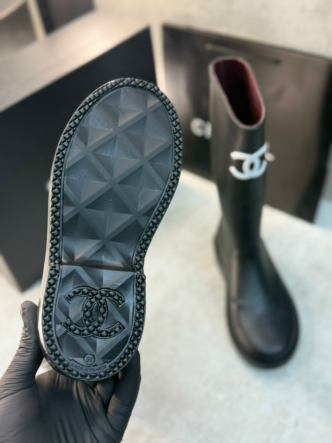 резиновые сапоги chanel,сапоги chanel,chanel черные резиновые сапоги для женщин,chanel черные резиновые сапоги,женские резиновые сапоги chanel черные