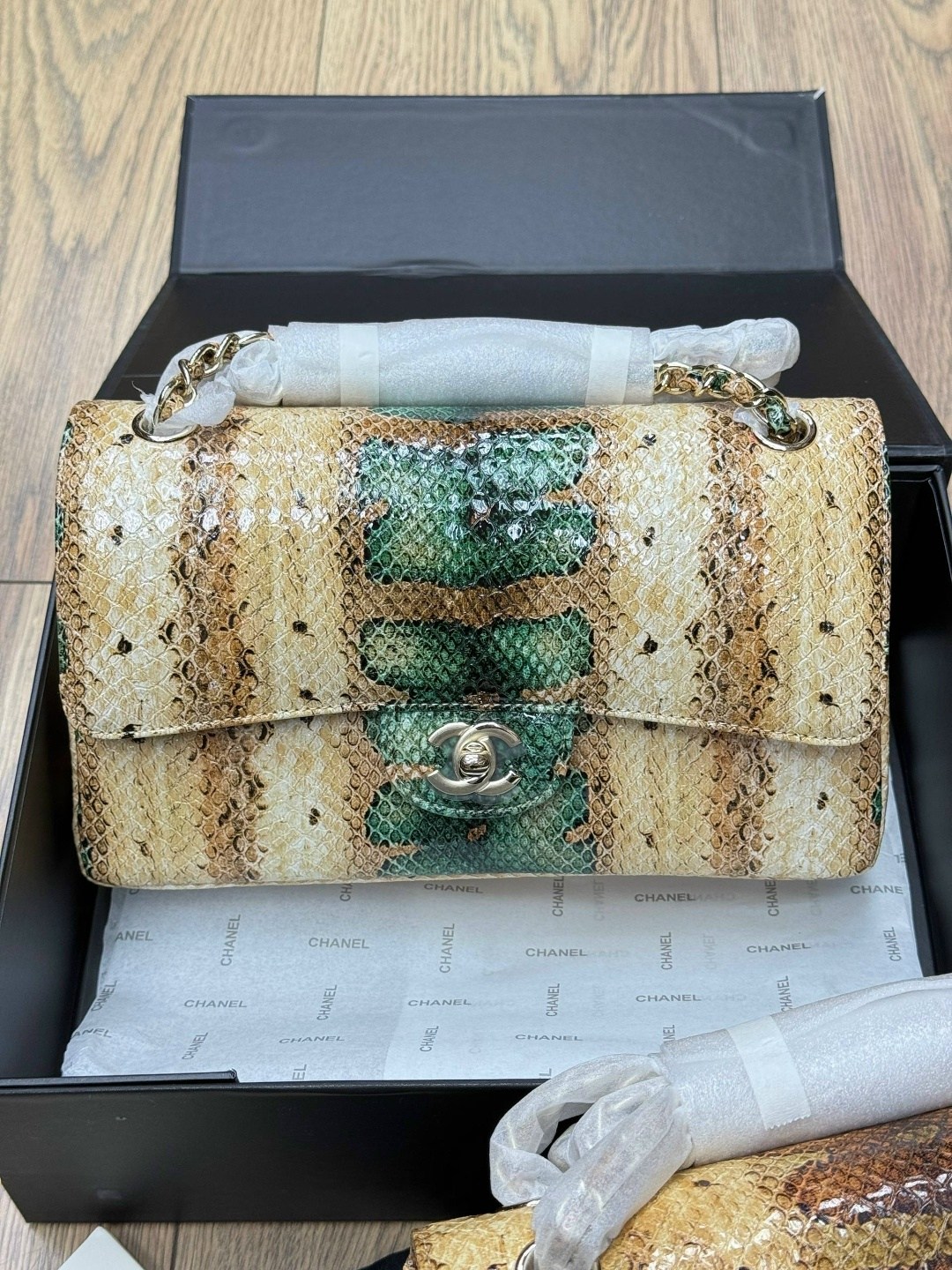 шанель сумка змеиная кожа,сумка на цепочке из змеиной кожи chanel,сумки шанель,женская сумка chanel,сумка chanel
