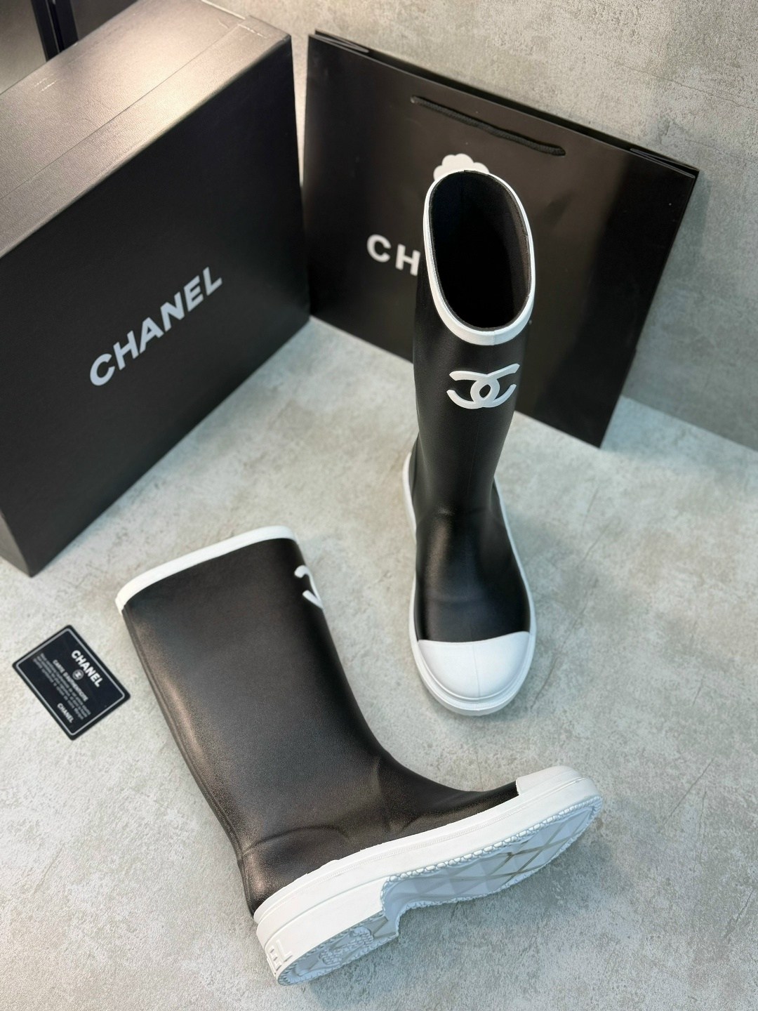 резиновые сапоги chanel,сапоги chanel,chanel черные резиновые сапоги для женщин,chanel черные резиновые сапоги,женские резиновые сапоги chanel черные