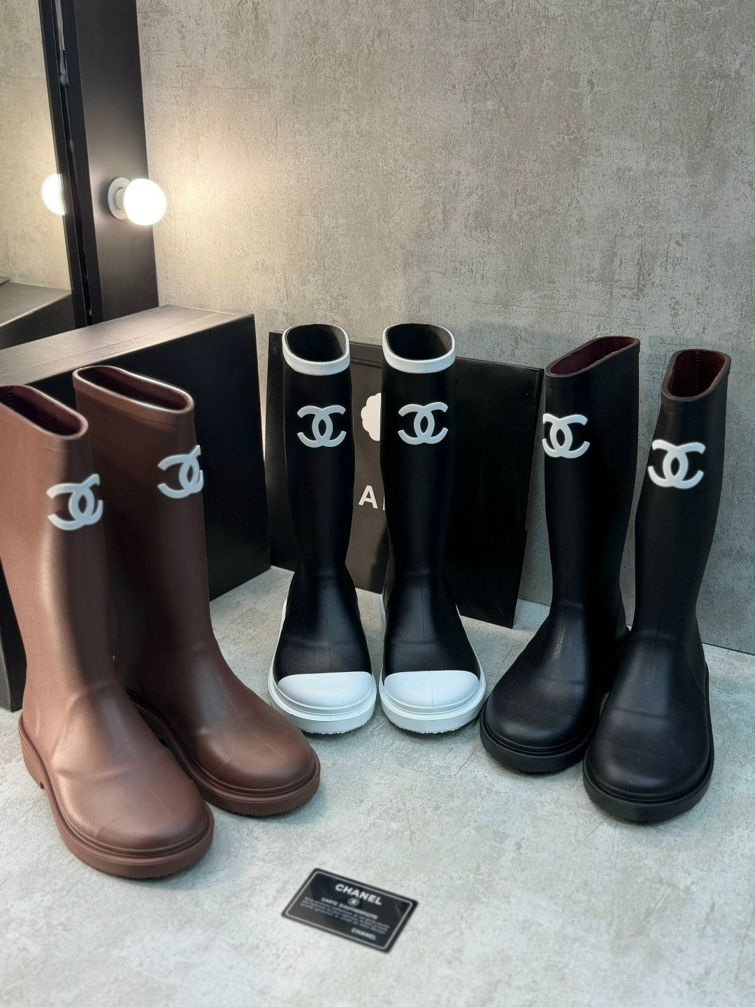 резиновые сапоги chanel,сапоги chanel,chanel черные резиновые сапоги для женщин,chanel черные резиновые сапоги,женские резиновые сапоги chanel черные
