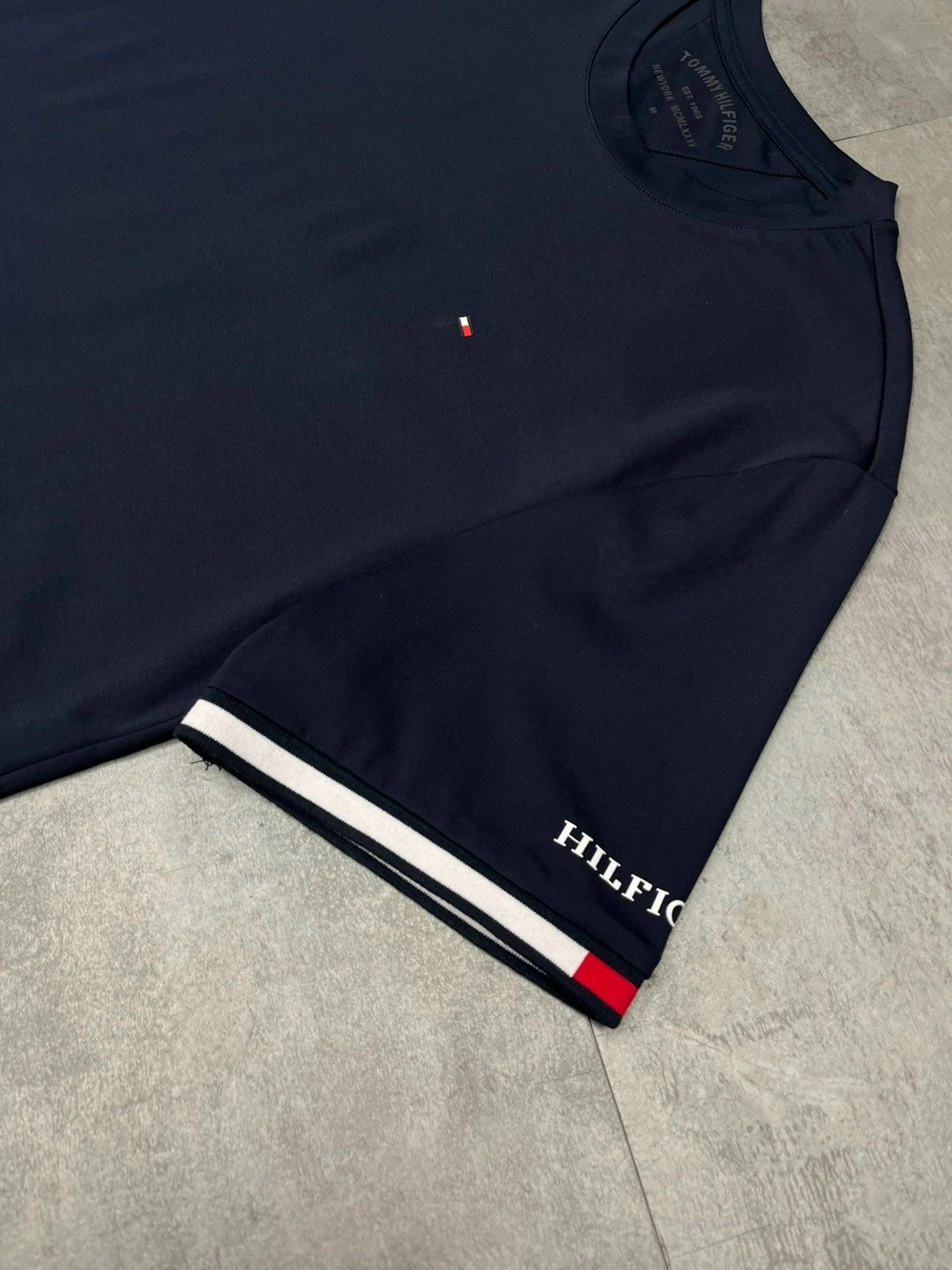 футболка томми хилфигер мужские mcmlxxxv,футболки tommy hilfiger,tommy hilfiger est 1985 футболка,рубашка томми хилфигер белая,томми хилфигер футболка