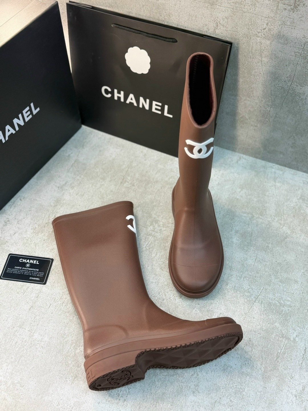 резиновые сапоги chanel,сапоги chanel,chanel черные резиновые сапоги для женщин,chanel черные резиновые сапоги,женские резиновые сапоги chanel черные