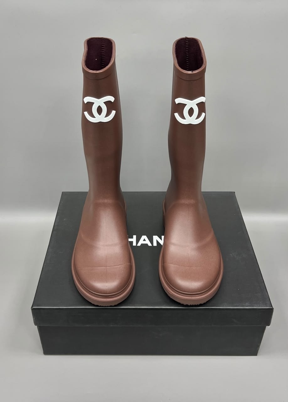 резиновые сапоги chanel,резиновые сапоги шанель,сапоги chanel,резиновые шоколадные сапоги chanel,шанель сапоги резиновые защита от дождя и снега