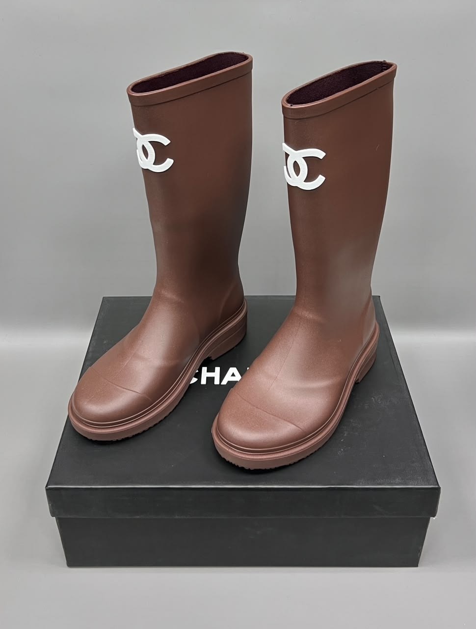 резиновые сапоги chanel,резиновые сапоги шанель,сапоги chanel,резиновые шоколадные сапоги chanel,шанель сапоги резиновые защита от дождя и снега