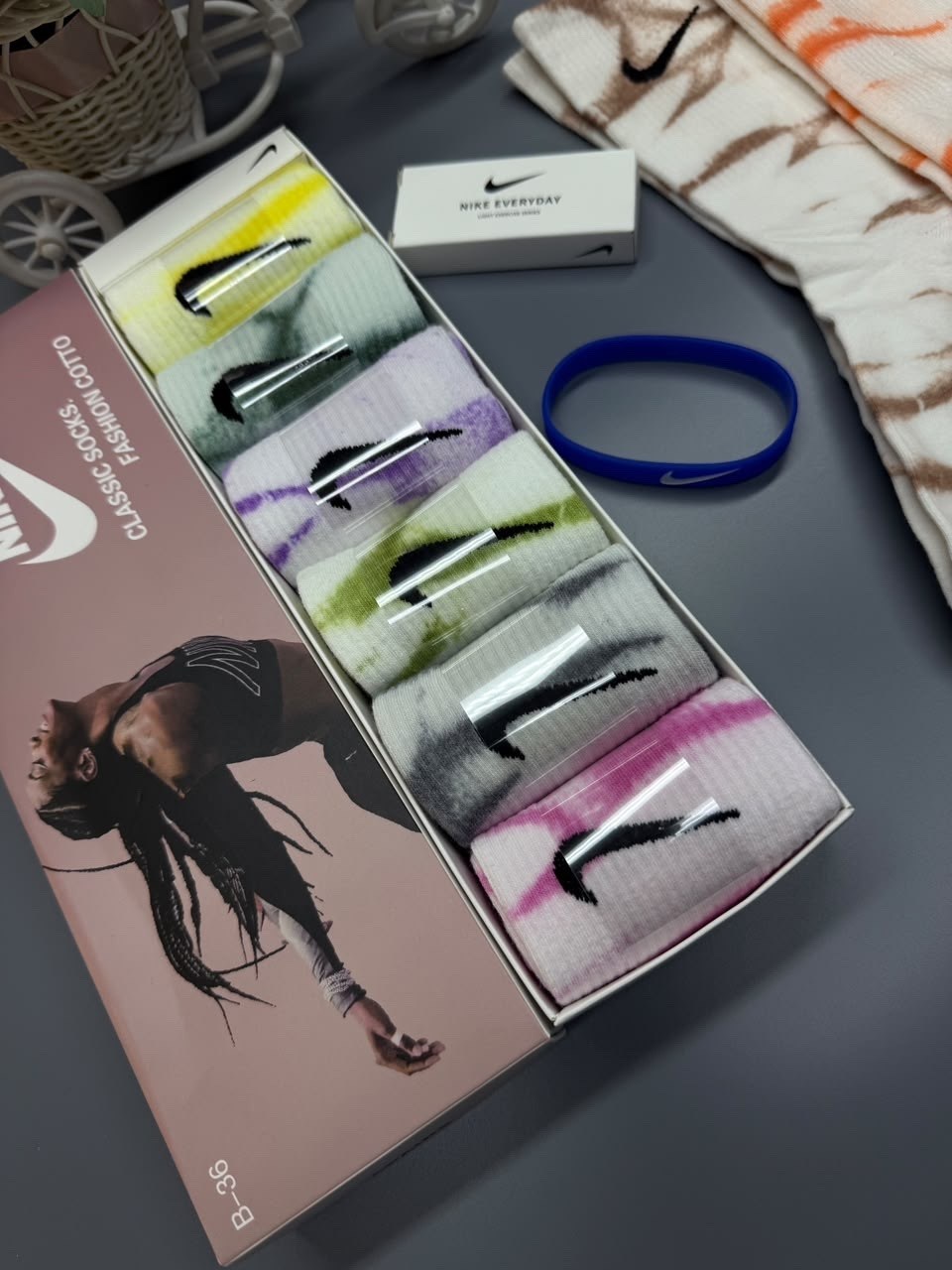 комплект носков nike,носки nike разноцветные подарочный набор с духами,набор носков nike,носки nike в коробке,женские носки набор