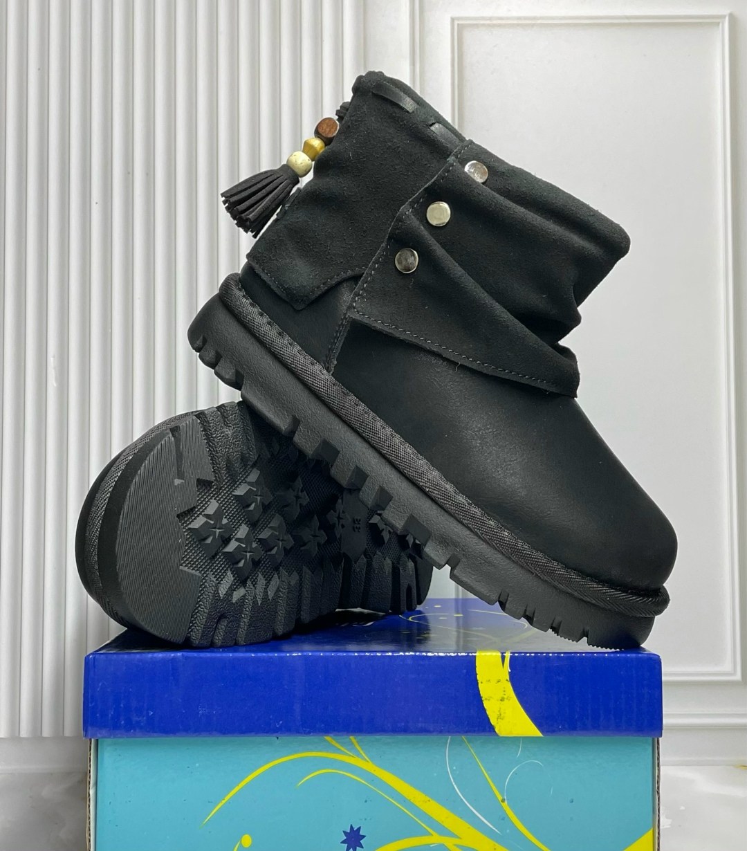 женские угги,,женские угги ugg,женские зимние угги,угги ugg classic с ремешками и жемчугом