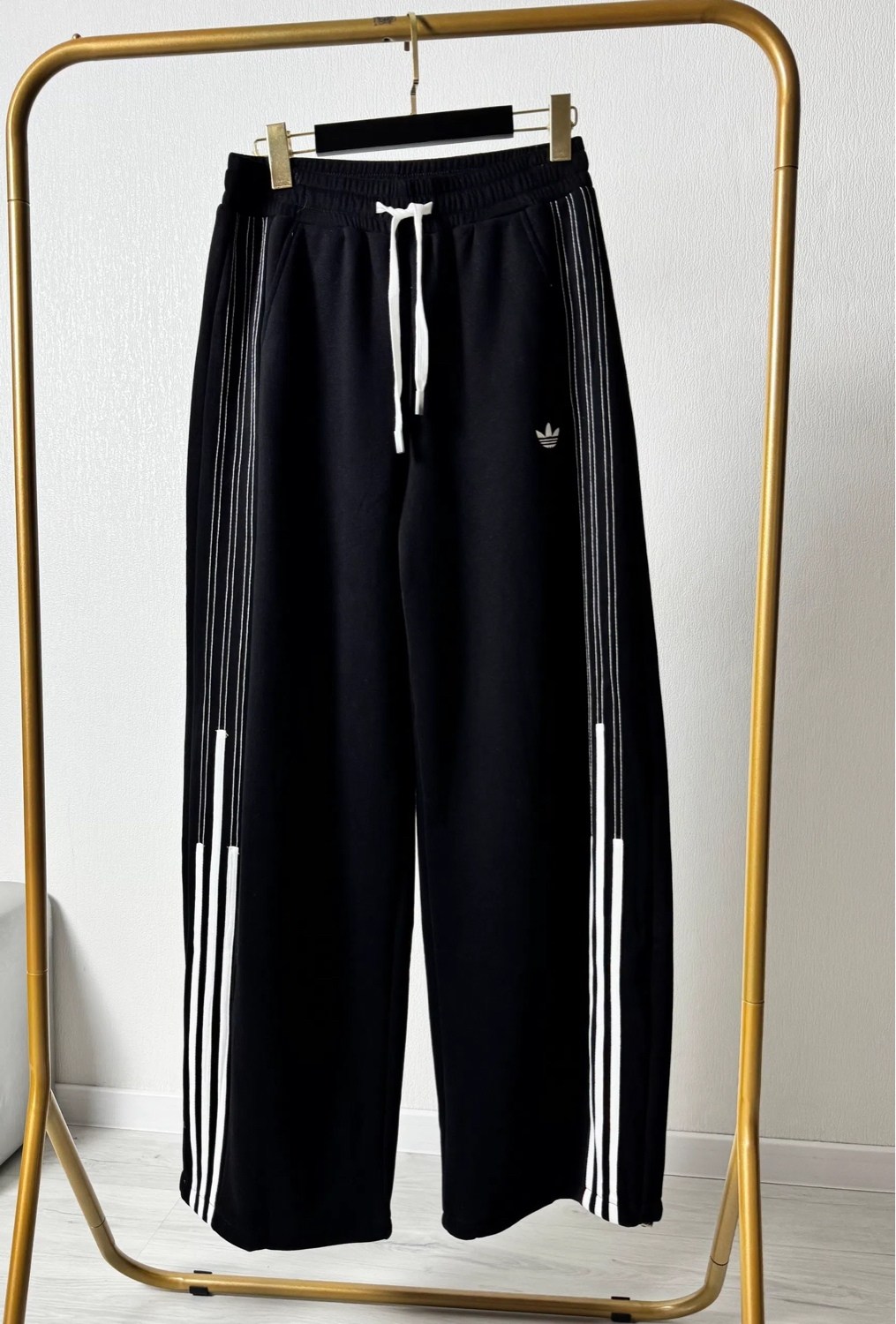 брюки спортивные adidas originals,штаны спортивные широкие оверсайз с лампасами y2k,женские спортивные брюки adidas originals,спортивные штаны adidas,штаны адидас