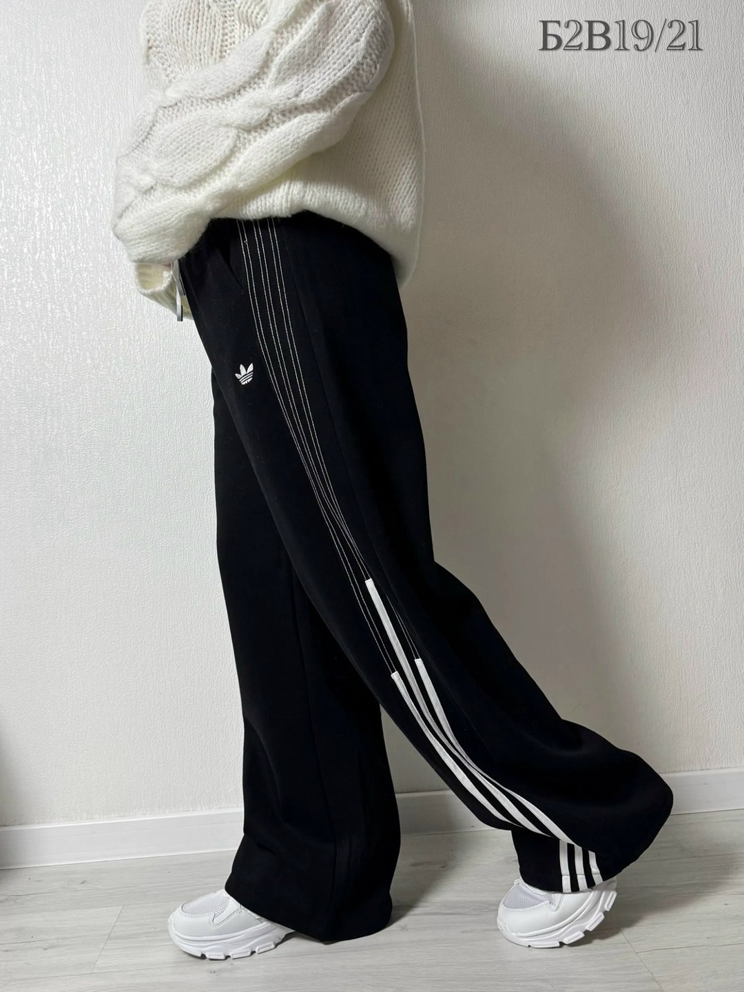 брюки спортивные adidas originals,штаны спортивные широкие оверсайз с лампасами y2k,женские спортивные брюки adidas originals,спортивные штаны adidas,штаны адидас