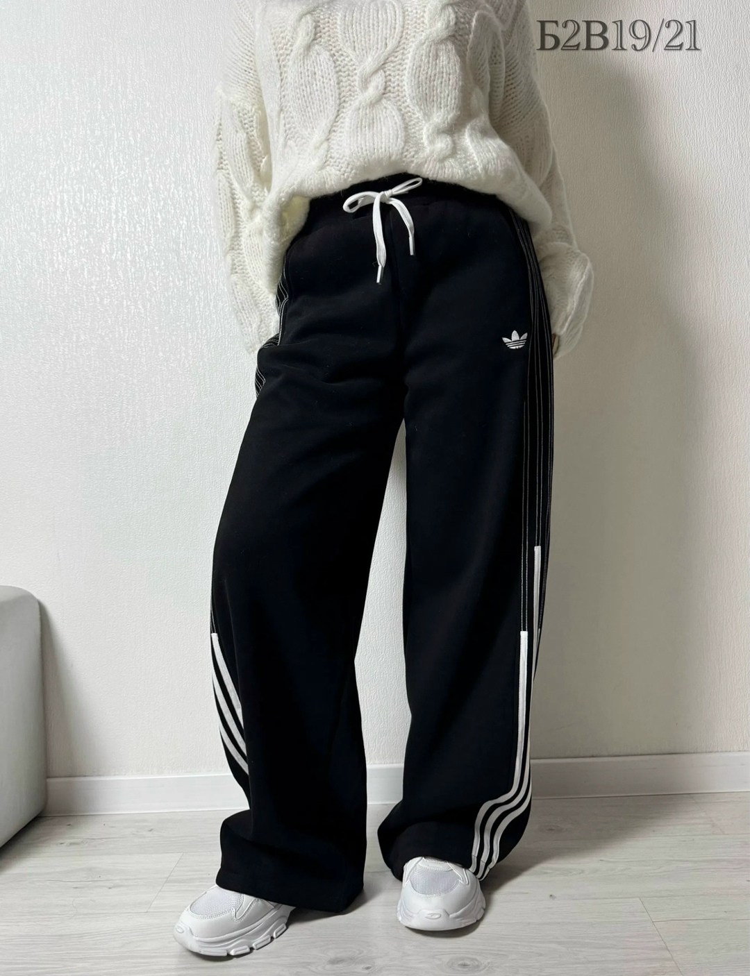 брюки спортивные adidas originals,штаны спортивные широкие оверсайз с лампасами y2k,женские спортивные брюки adidas originals,спортивные штаны adidas,штаны адидас