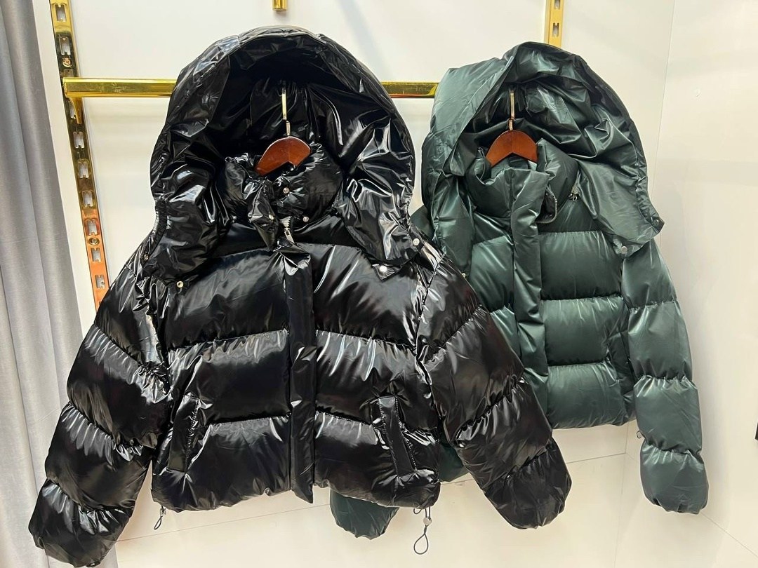 серебристая куртка,metallic silver oversized puffer jacket,модный серебристый пуховик,silver puffer jacket outfit,женская куртка
