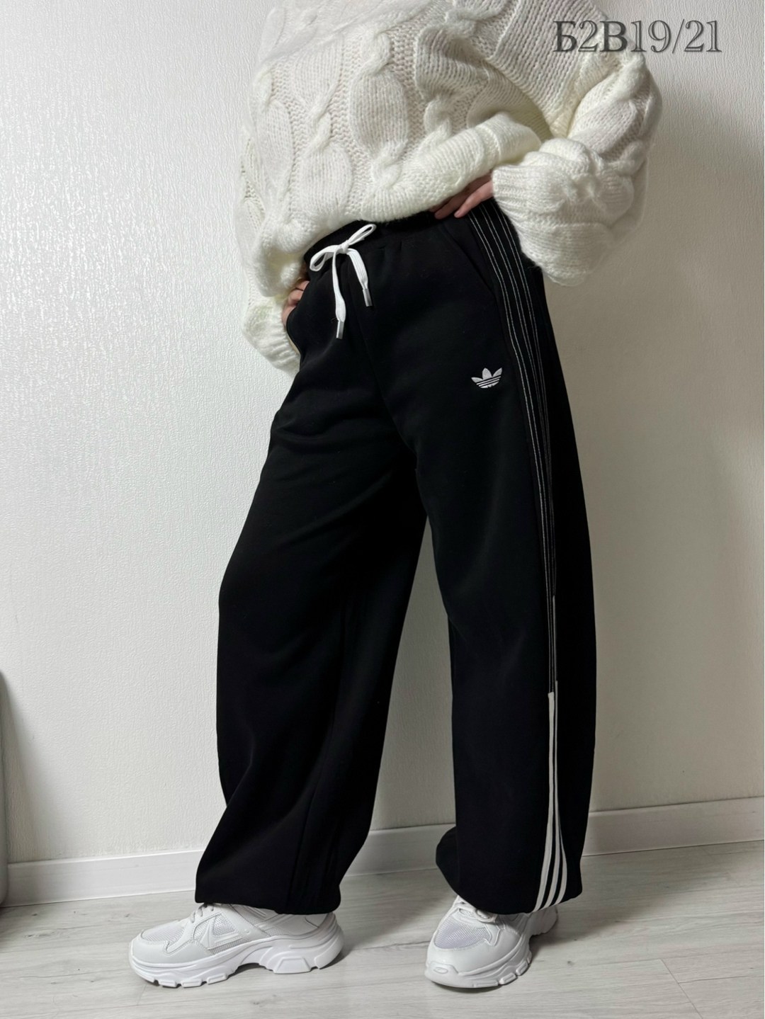 брюки спортивные adidas originals,штаны спортивные широкие оверсайз с лампасами y2k,женские спортивные брюки adidas originals,спортивные штаны adidas,штаны адидас