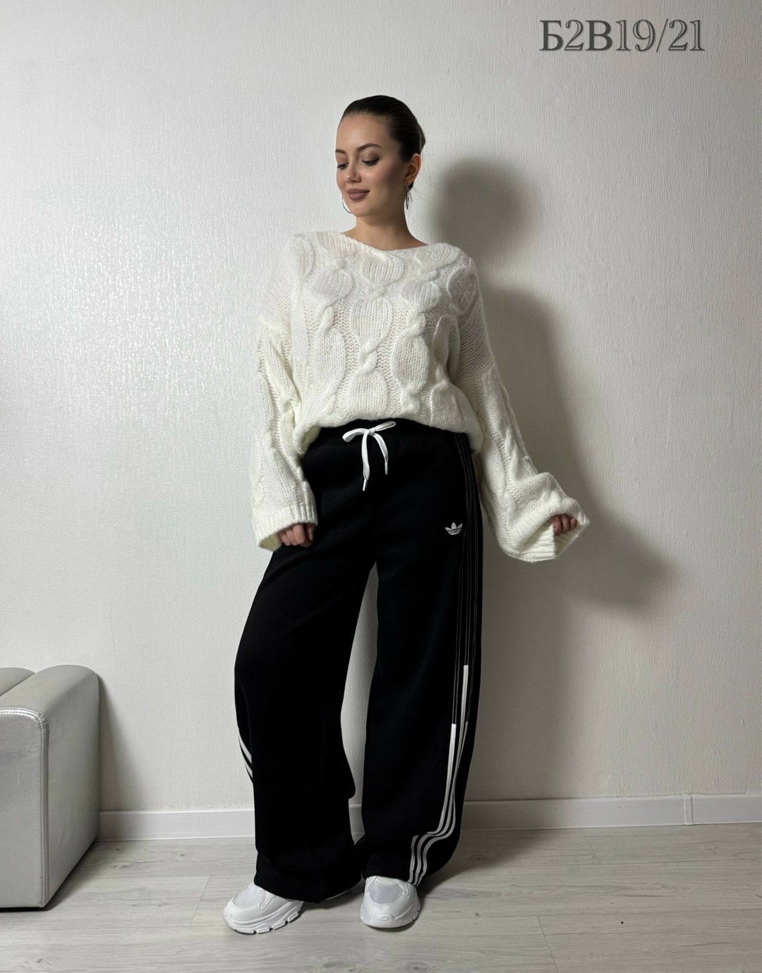 брюки спортивные adidas originals,штаны спортивные широкие оверсайз с лампасами y2k,женские спортивные брюки adidas originals,спортивные штаны adidas,штаны адидас