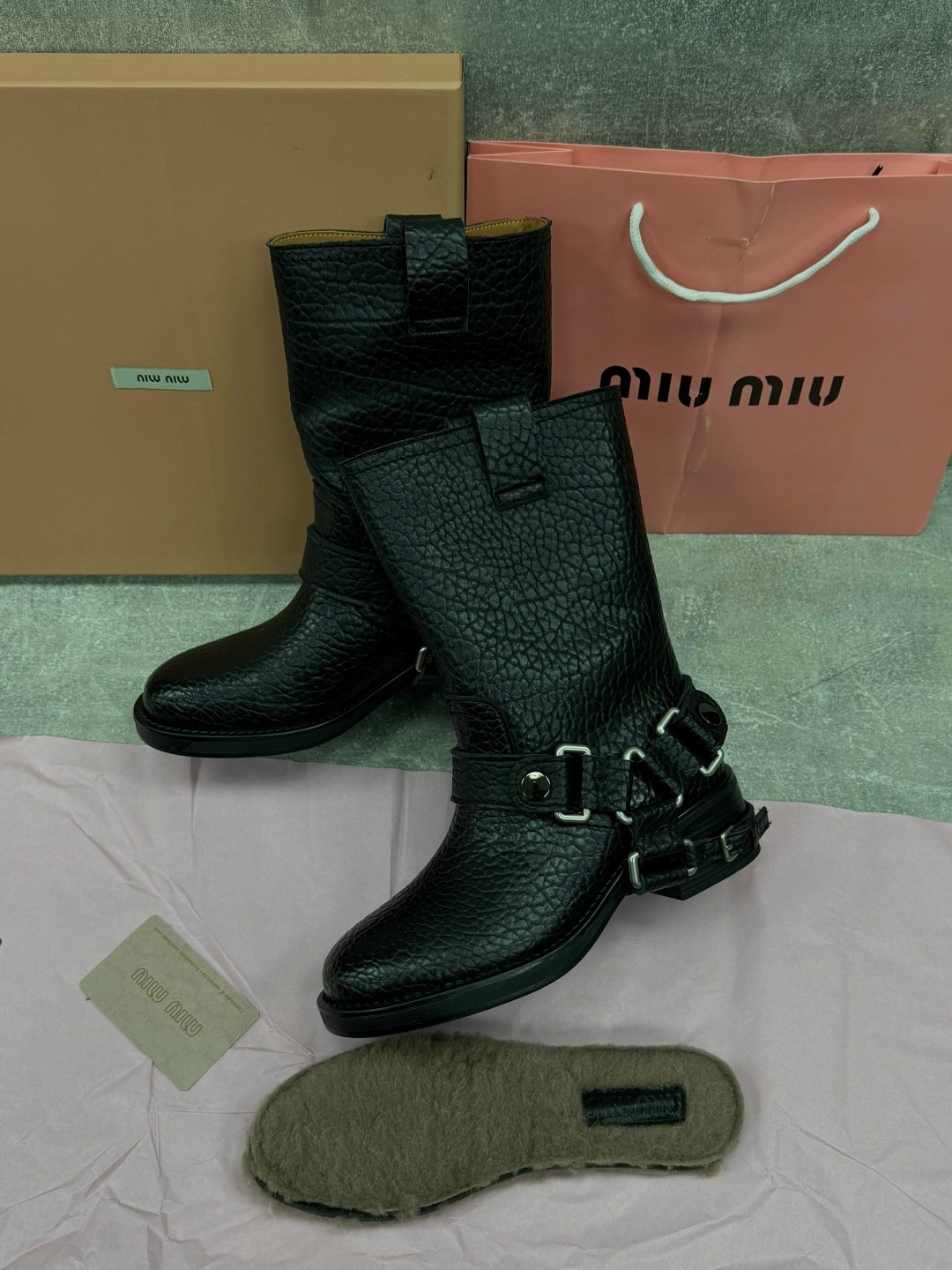 кожаные сапоги miu miu,miu miu сапоги,ботинки miu miu,женские сапоги miu miu,сапоги miu