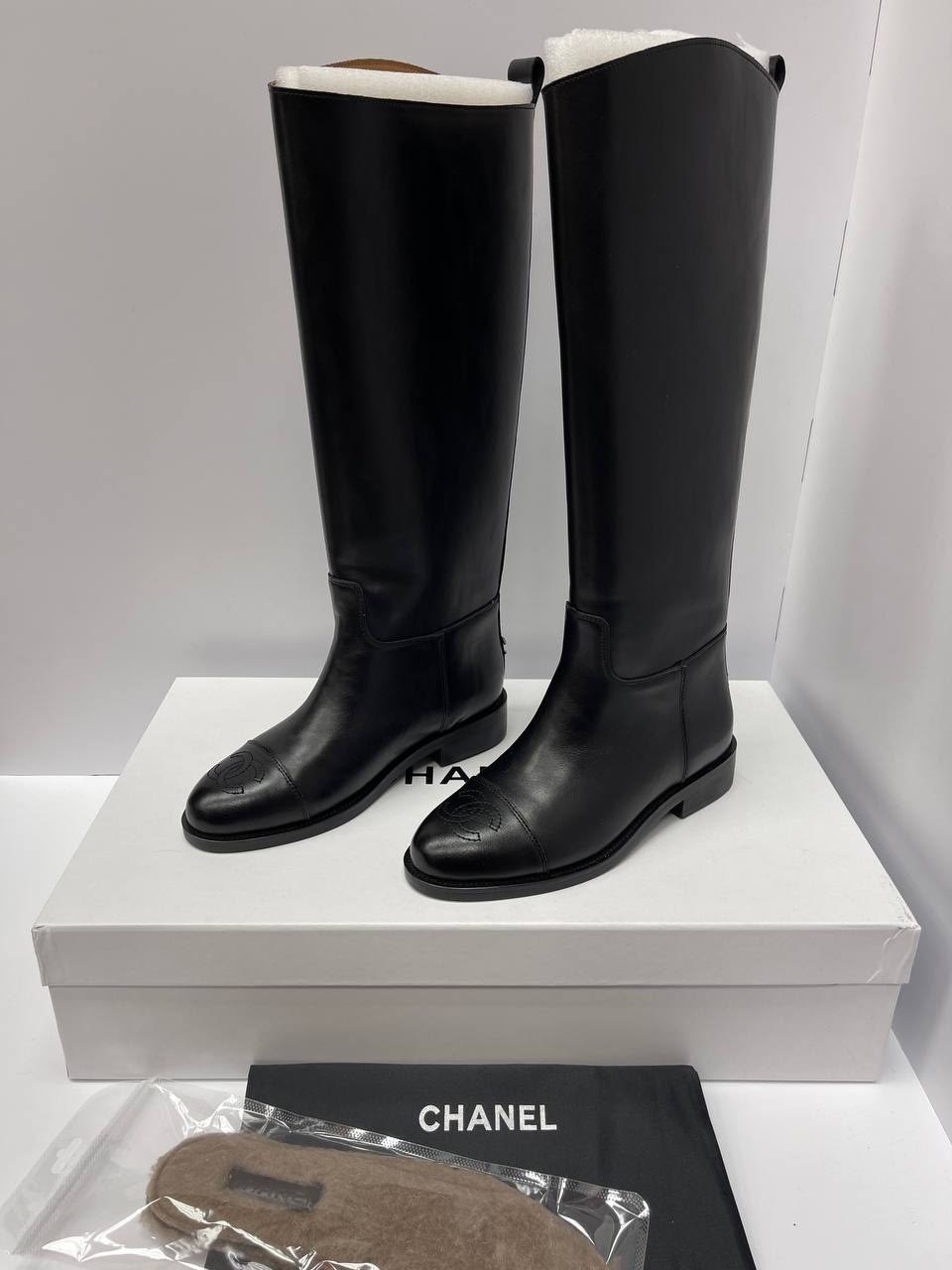 сапоги chanel,женские осенние сапоги chanel 2026 черные кожаные высокие,сапоги chanel кожаные черные,женские ботильоны chanel мягкие из кожаного спилка,сапоги кожаные chanel