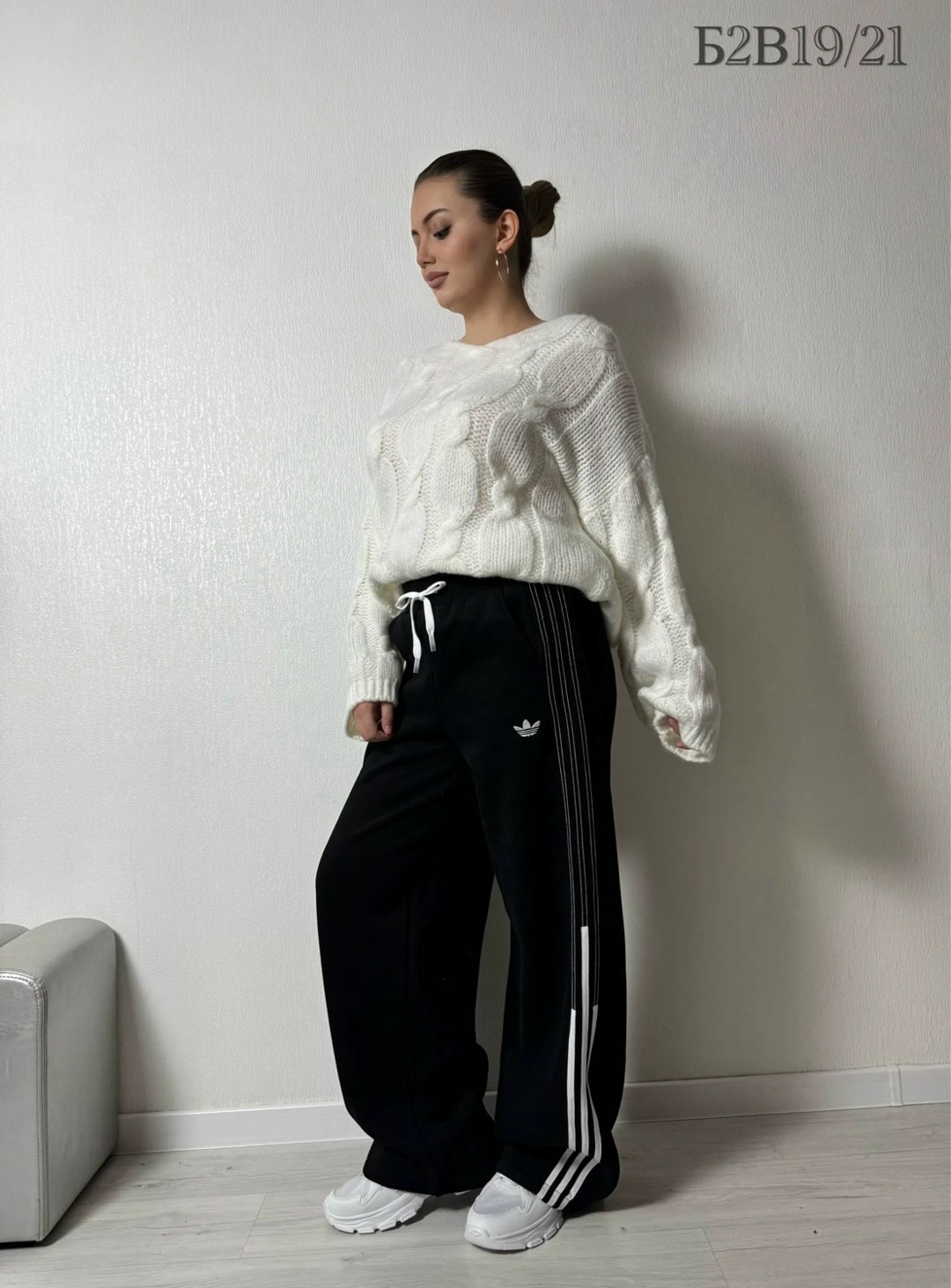 брюки спортивные adidas originals,штаны спортивные широкие оверсайз с лампасами y2k,женские спортивные брюки adidas originals,спортивные штаны adidas,штаны адидас