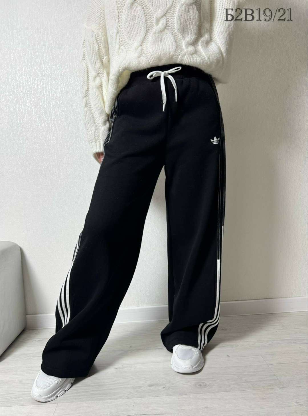 брюки спортивные adidas originals,штаны спортивные широкие оверсайз с лампасами y2k,женские спортивные брюки adidas originals,спортивные штаны adidas,штаны адидас
