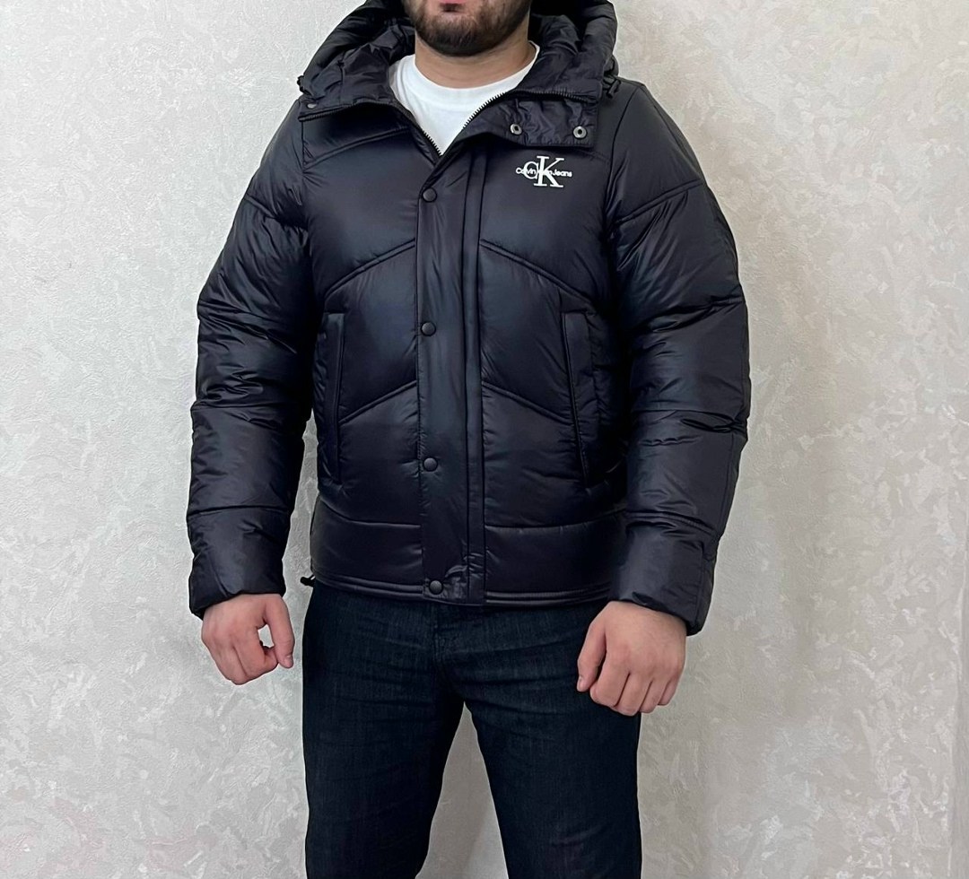 куртка зимняя calvin klein,куртка зимняя мужская,черная стеганая куртка-пуховик с капюшоном и calvin klein jeans ck,пуховик мужской calvin klein,пуховик куртка calvin klein
