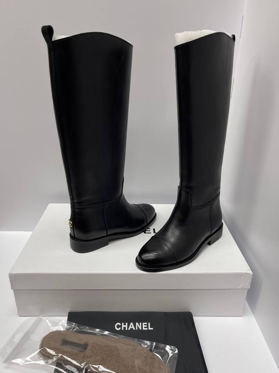 сапоги chanel,женские осенние сапоги chanel 2026 черные кожаные высокие,сапоги chanel кожаные черные,женские ботильоны chanel мягкие из кожаного спилка,сапоги кожаные chanel