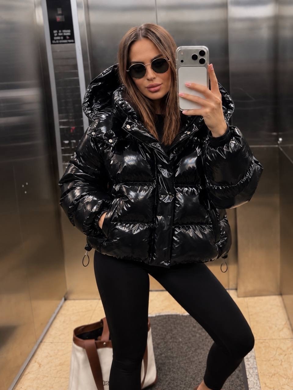 серебристая куртка,metallic silver oversized puffer jacket,модный серебристый пуховик,silver puffer jacket outfit,женская куртка