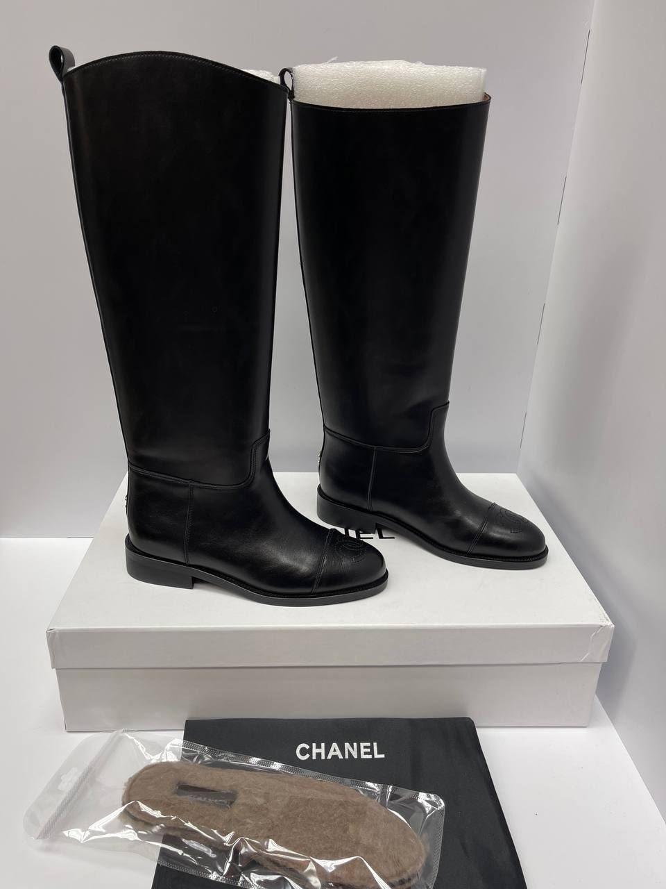 сапоги chanel,женские осенние сапоги chanel 2026 черные кожаные высокие,сапоги chanel кожаные черные,женские ботильоны chanel мягкие из кожаного спилка,сапоги кожаные chanel