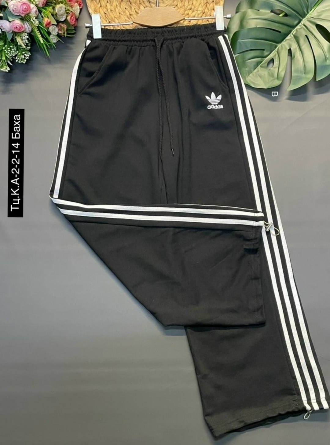 спортивные штаны 3-stripes loose wide adidas черный,штаны primeblue relaxed adidas,женские широкие штаны адидас ,спортивные брюки adidas sportswear essentials 3-stripes черный,брюки спортивные