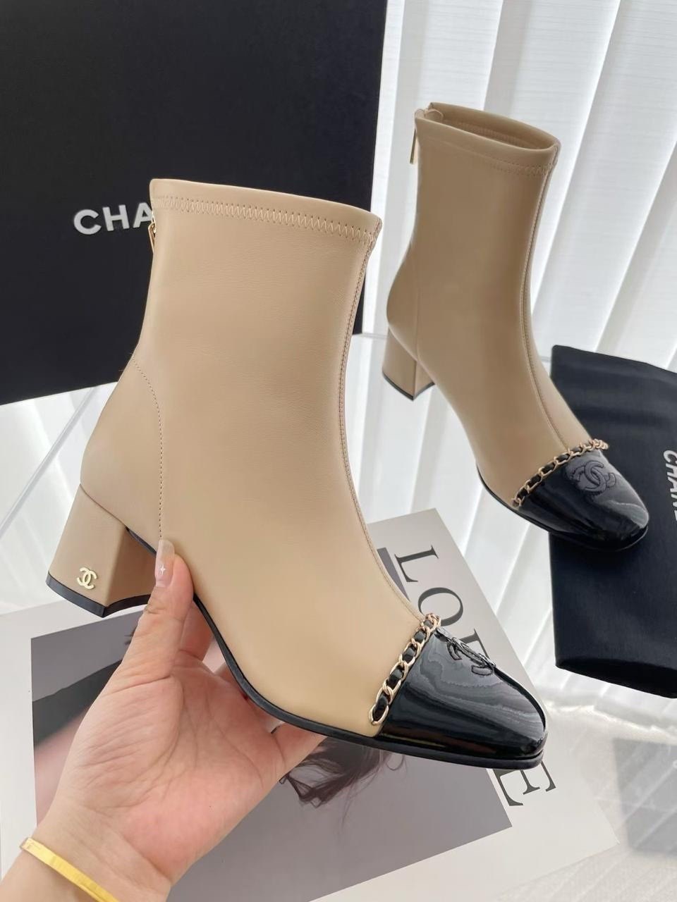 ботильоны chanel,кожаные ботильоны chanel,женские ботильоны chanel,женские ботильоны,кожаные ботильоны chanel с логотипом