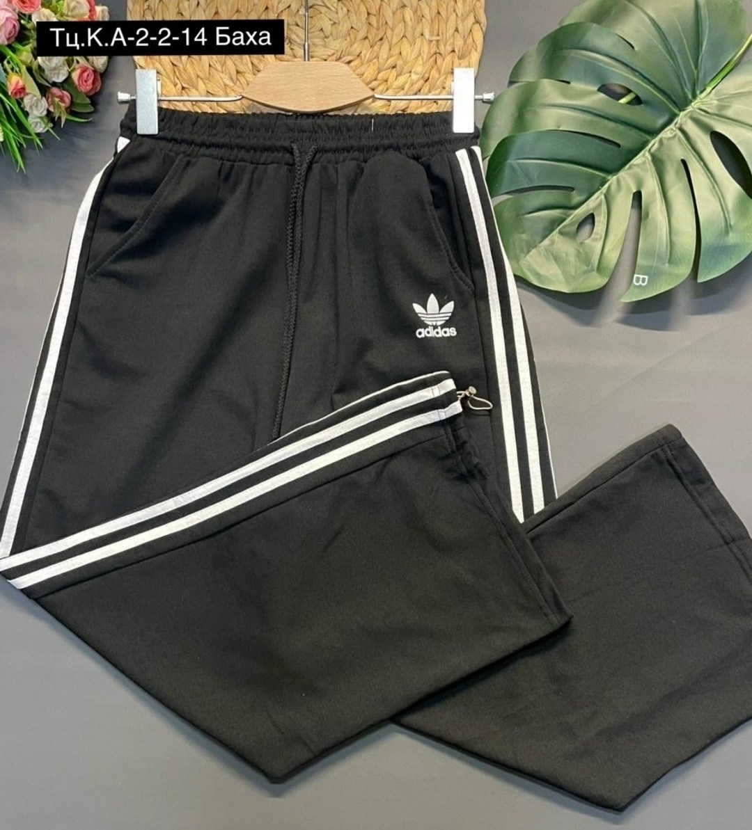 спортивные штаны 3-stripes loose wide adidas черный,штаны primeblue relaxed adidas,женские широкие штаны адидас ,спортивные брюки adidas sportswear essentials 3-stripes черный,брюки спортивные