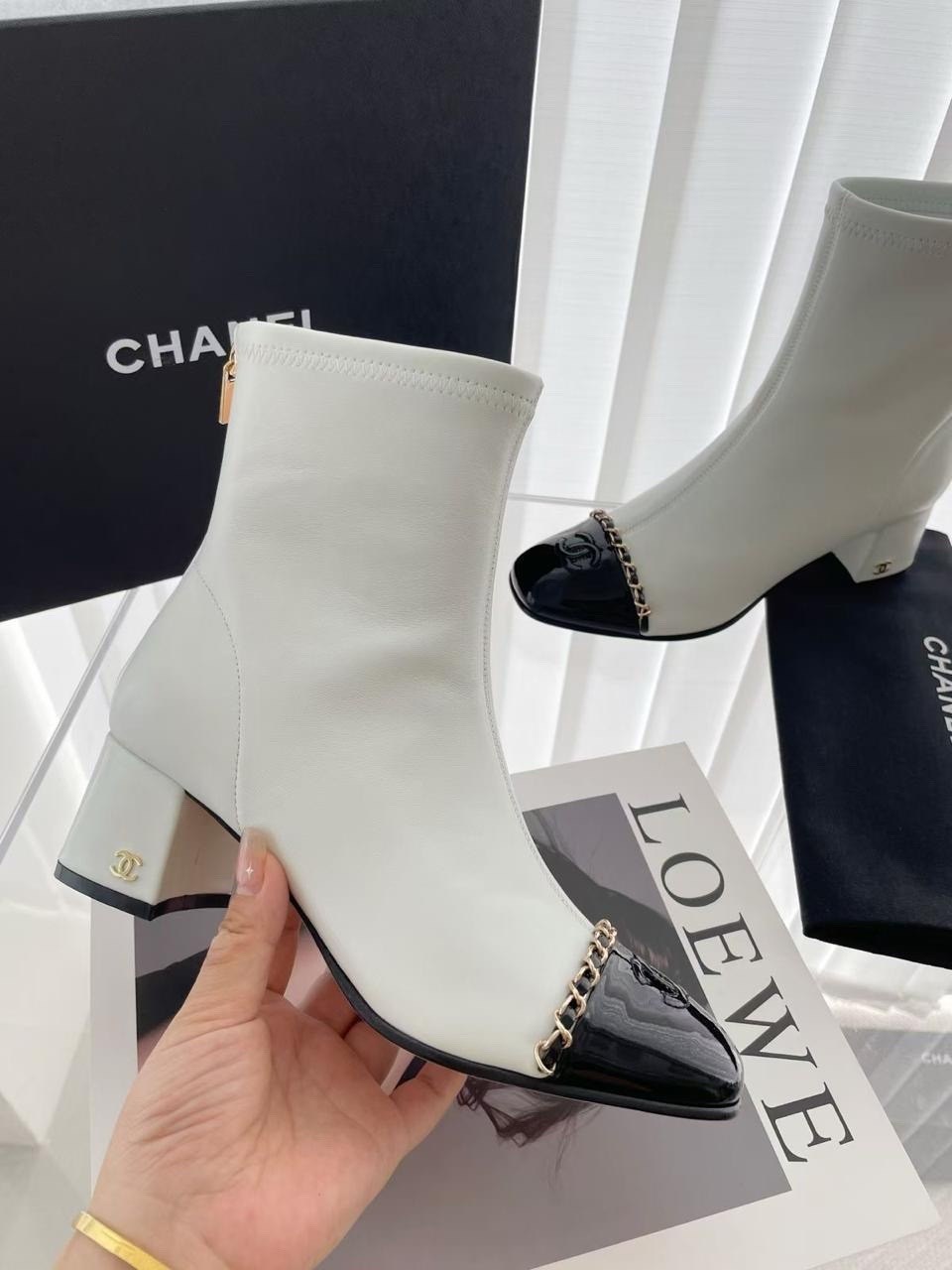 ботильоны chanel,кожаные ботильоны chanel,женские ботильоны chanel,женские ботильоны,кожаные ботильоны chanel с логотипом