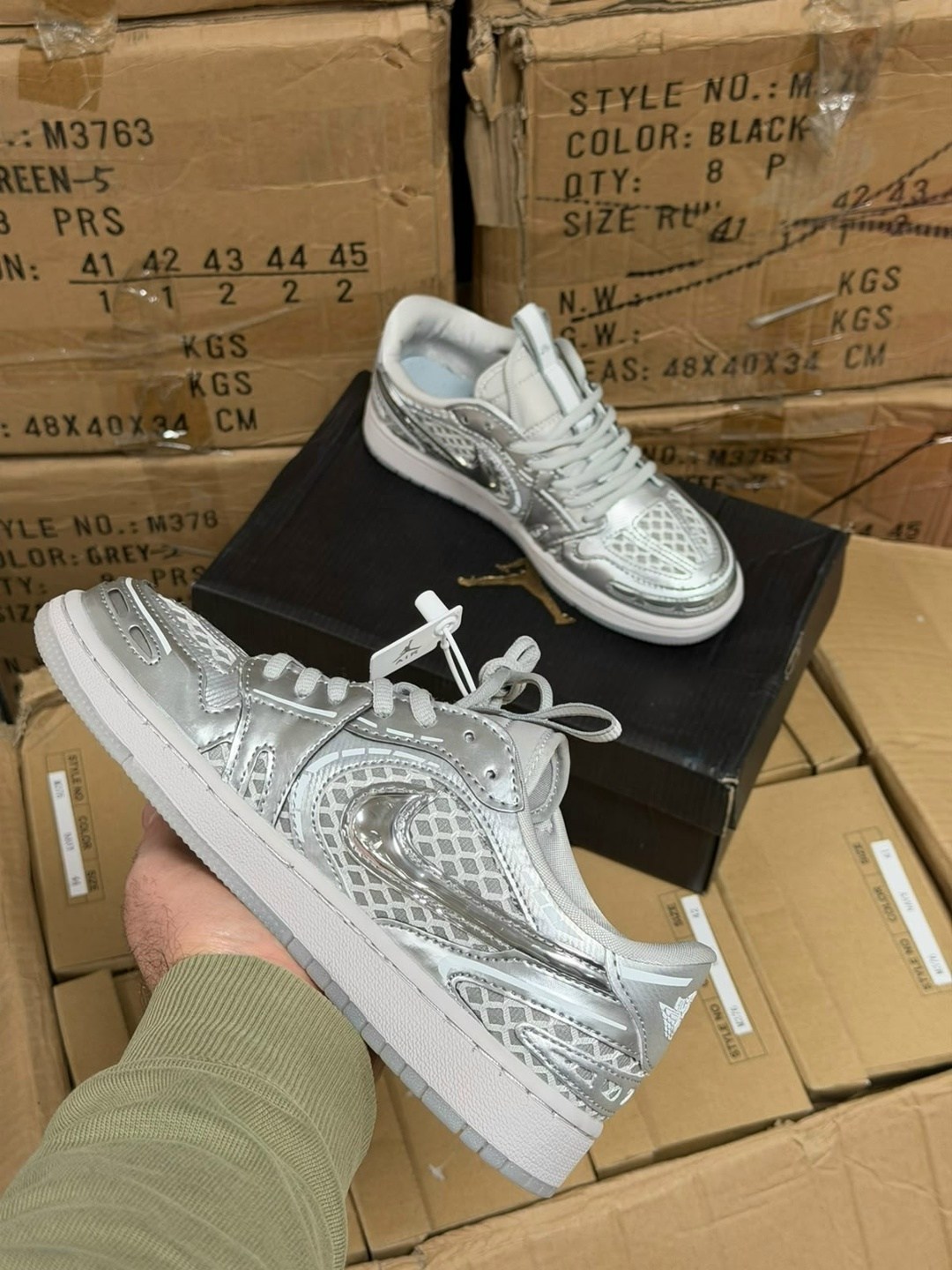 женские кроссовки air jordan 1 low,air jordan 1 low se wmns metallic silver,nike air jordan 1 low se,серебряные кроссовки,air jordan 1 low