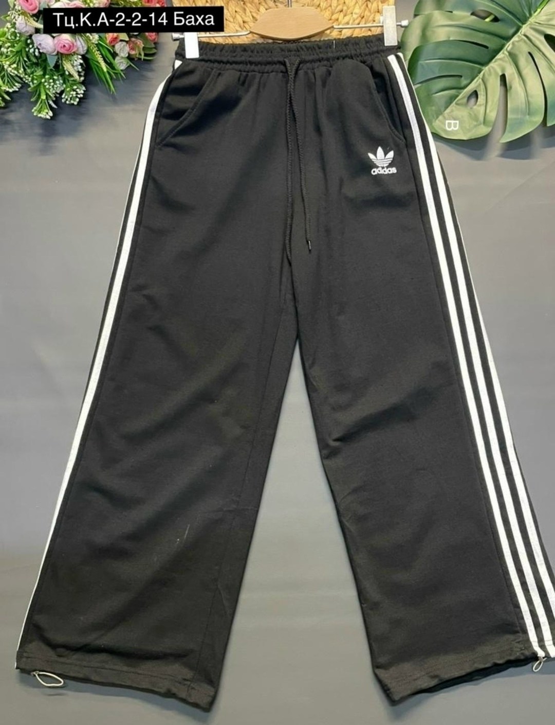 спортивные штаны 3-stripes loose wide adidas черный,штаны primeblue relaxed adidas,женские широкие штаны адидас ,спортивные брюки adidas sportswear essentials 3-stripes черный,брюки спортивные