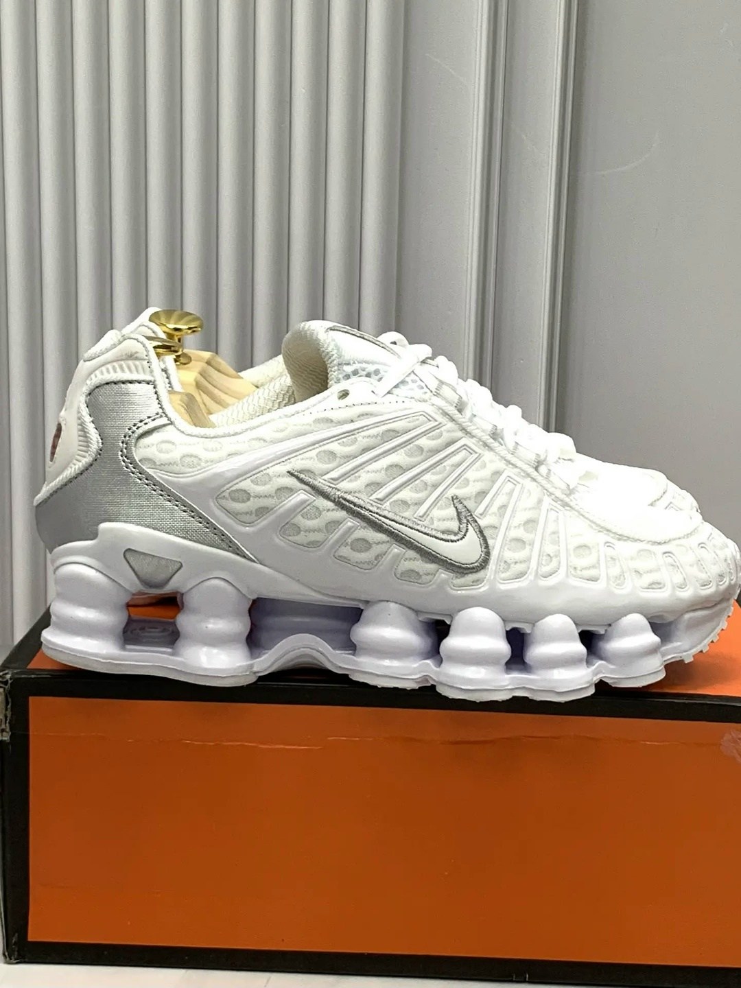 кроссовки nike shox tl,nike shox tl "white metallic silver" кроссовки,nike shox tl white metallic silver,nike shox tl white,кроссовки nike shox