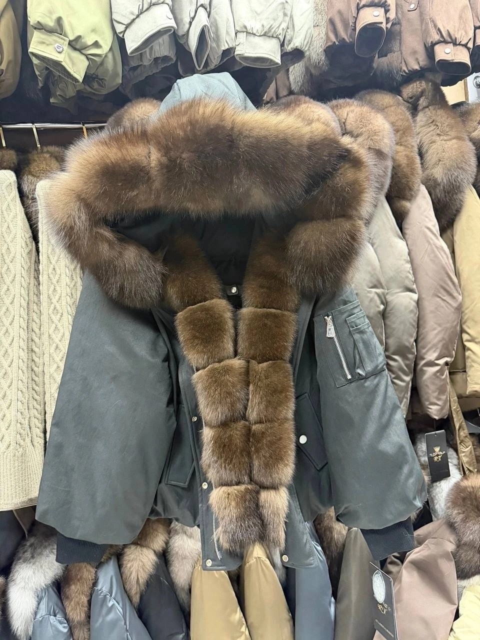 женская парка на натуральном меху,парка с меховым,женская парка на натуральном меху укороченная куртка с лисьим мехом,зимние куртки,парка с мехом