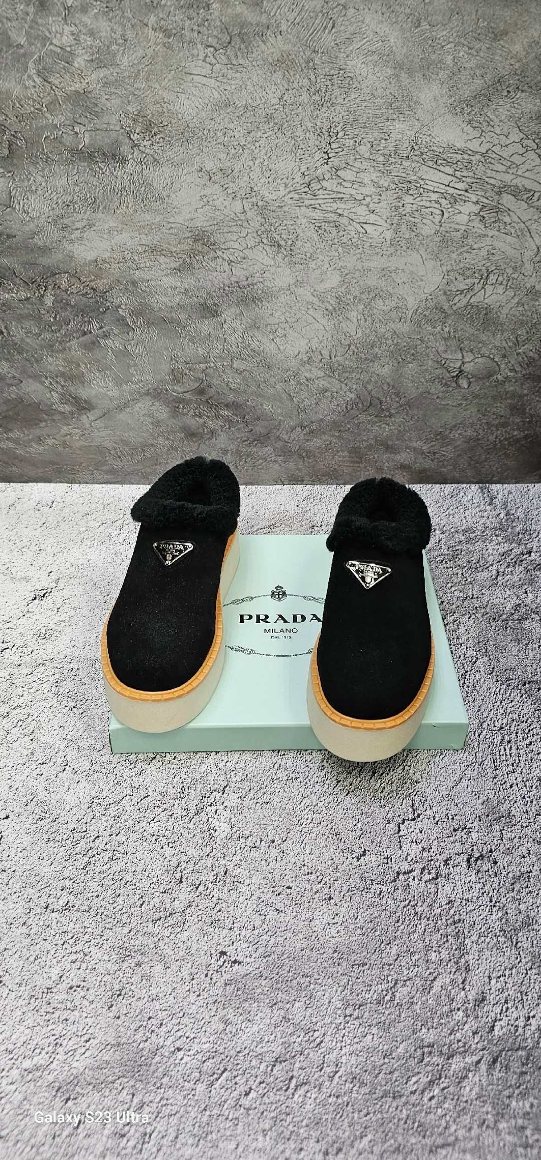 женские зимние ботинки prada,лоферы prada,черные замшевые ботинки с мехом prada lm-5891,черные замшевые ботинки с мехом prada,