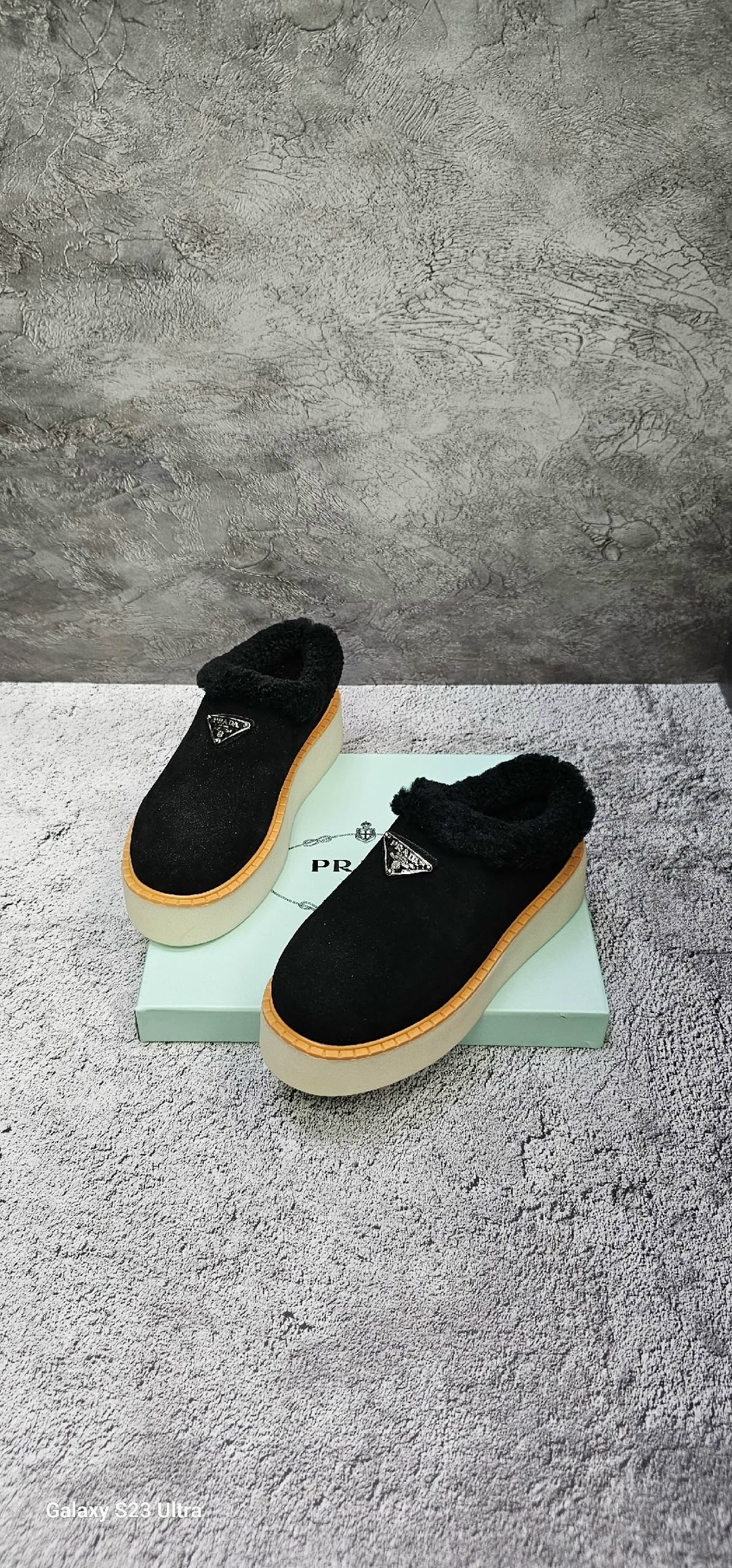 женские зимние ботинки prada,лоферы prada,черные замшевые ботинки с мехом prada lm-5891,черные замшевые ботинки с мехом prada,
