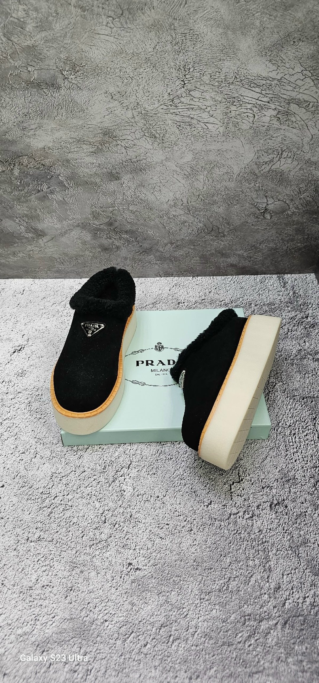 женские зимние ботинки prada,лоферы prada,черные замшевые ботинки с мехом prada lm-5891,черные замшевые ботинки с мехом prada,