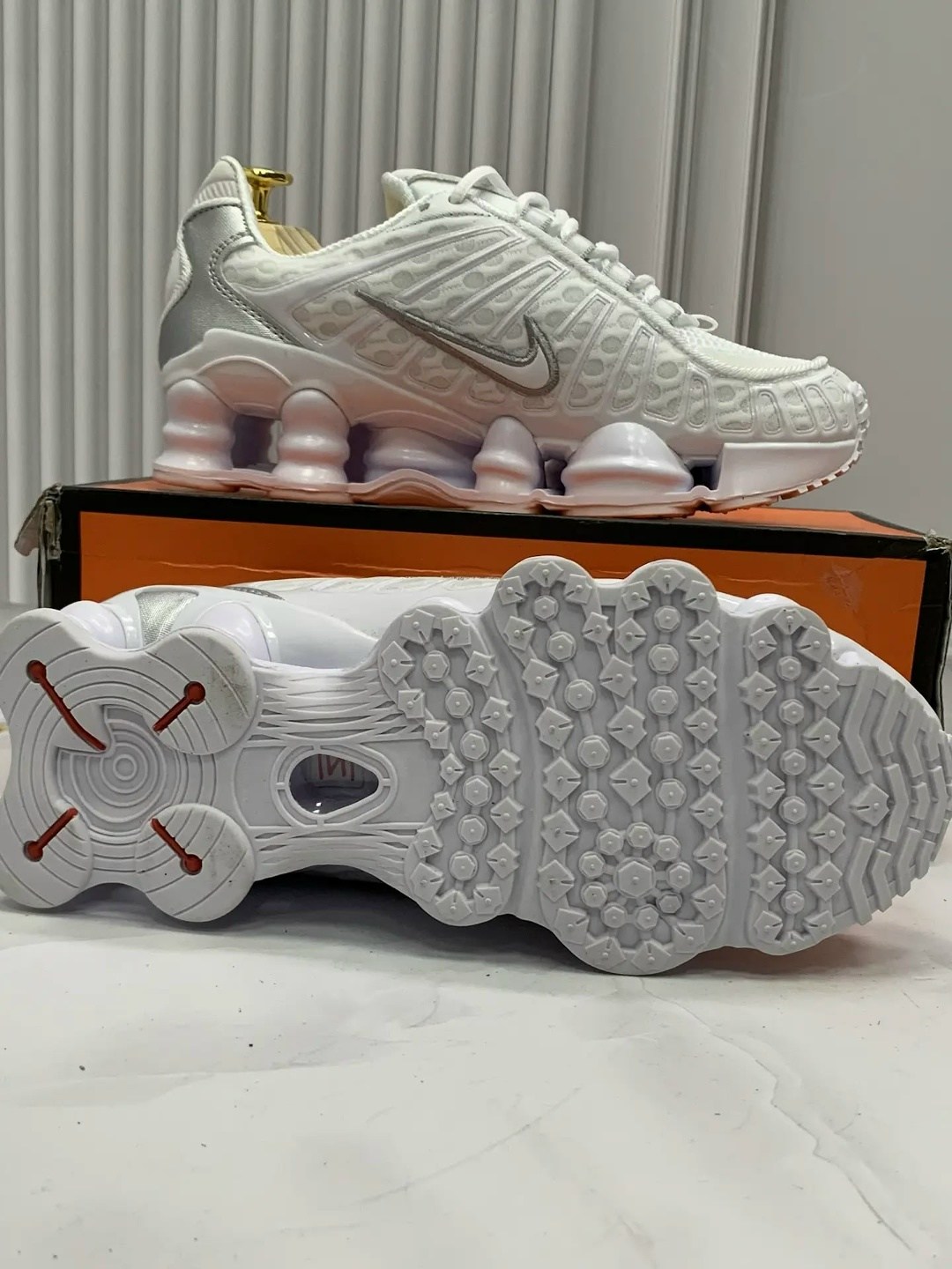 кроссовки nike shox tl,nike shox tl "white metallic silver" кроссовки,nike shox tl white metallic silver,nike shox tl white,кроссовки nike shox